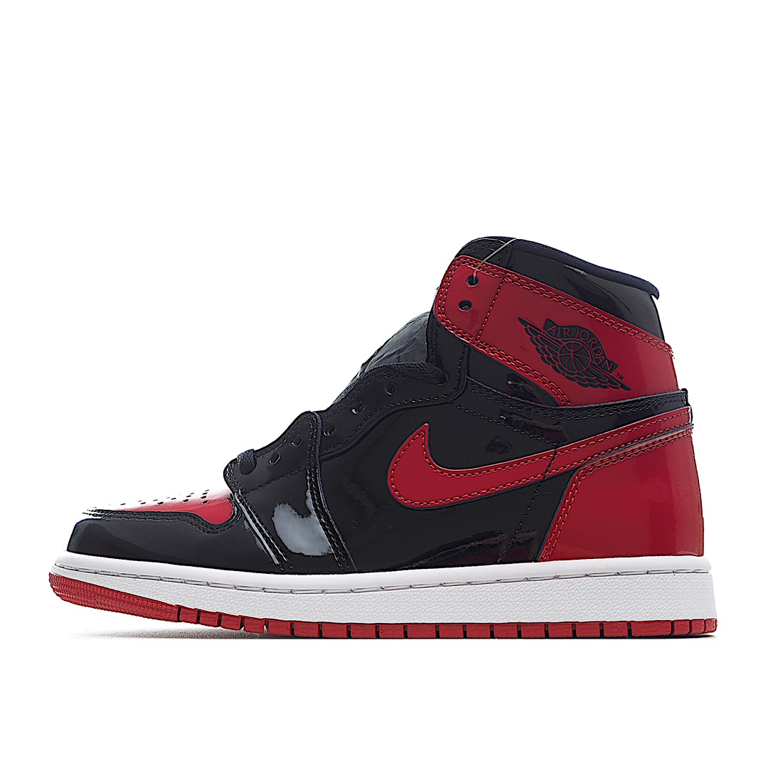 I5 Air Jordan 1 High OG “Bred Patent” 高帮 漆皮黑红 AJ1 乔丹1代 aj1 乔1 高邦 金人吊牌 乔丹篮球鞋系列 黑红Air Jordan 1在鞋圈有着至高无上的地位，因为它不仅掀开了现代球鞋行业三十多年辉煌的序幕，黑与红的搭配，也是OG气质的完美代言。这双新品完美的还原了OG元年的配色方案，白红鞋底，黑红鞋头，加上鲜红的Swoosh,都是百看不厌的经典装扮。这双新品还会附带一个金色的Jumpman飞人吊牌。
