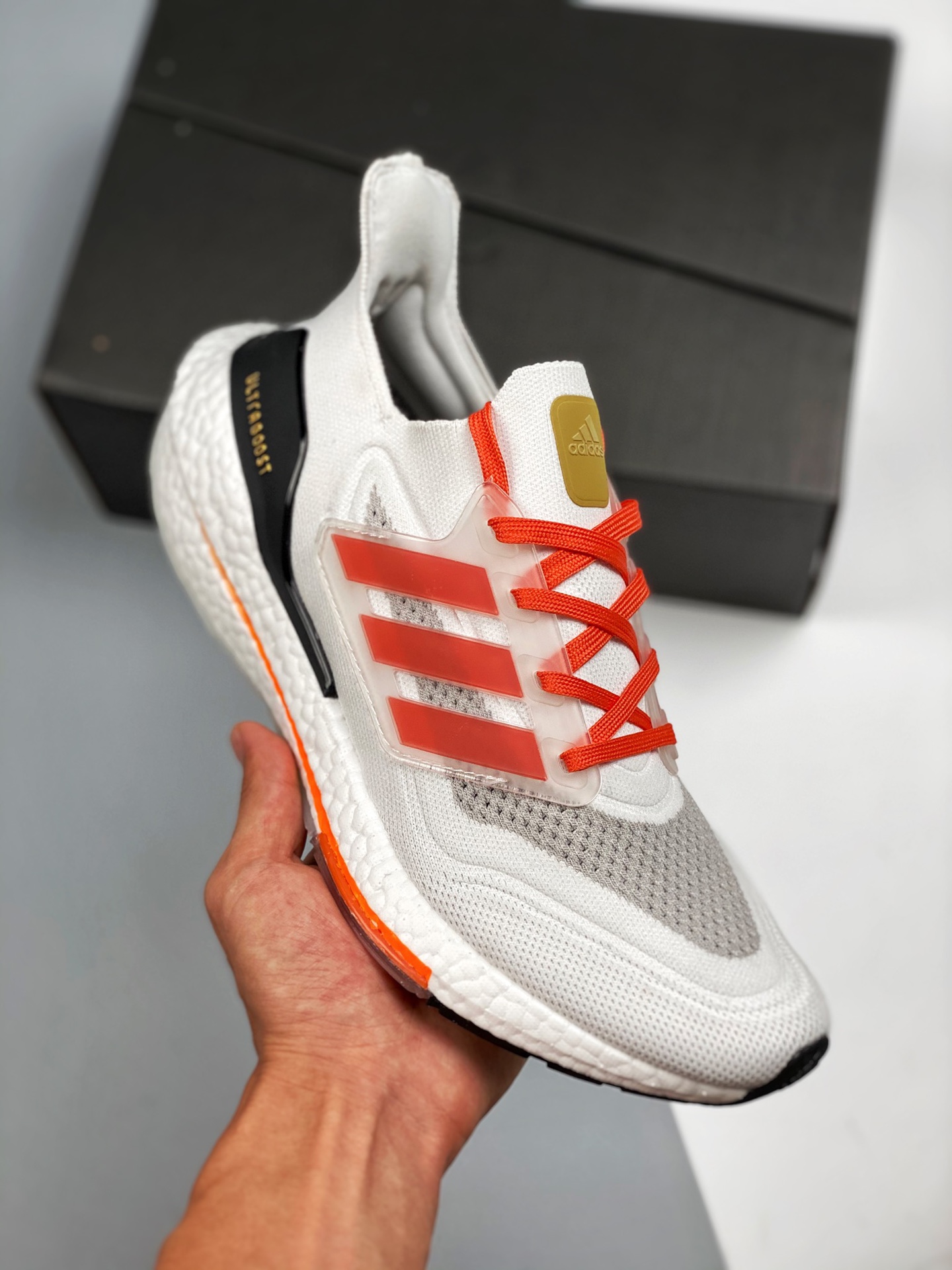 Ultra Boost 7.0 Blanco y Rojo. Disponible en tiendas oficiales. Lanzamiento inicial con fotos reales. En comparación co…
