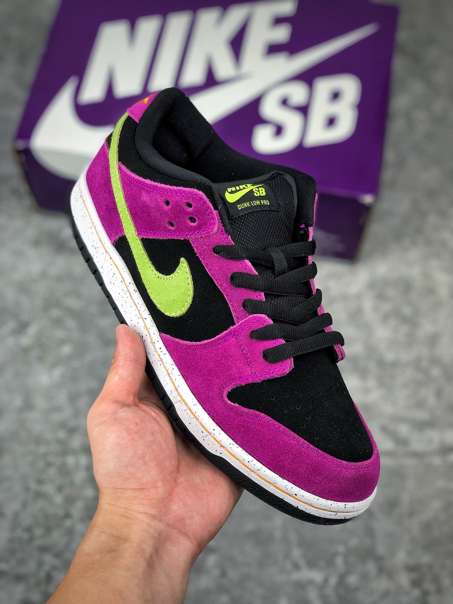  终端放货
纯原新版本 原楦原纸板开发版型# 耐克 Nike SB Dunk Low “Red Plum” 红莓果 扣篮系列复古低帮休闲运动滑板板鞋。采用脚感柔软舒适ZoomAir气垫，有效吸收滑板等极限运动在落地时带来的冲击力，为街头运动者们提供更好的保护。
官方货号#BQ6817-501
SIZE：36 36.5 37.5 38 38.5 39 40 40.5 41 42 42.5 43 44 44.5 45 46 46.5 47.5 
为了跟随美国日渐风靡街头文化，Nike选择了街头滑板运动作为切入口，扩大运动品牌领域。诞生于2002年的Nike Dunk SB，正是Nike专为滑板运动推出的改良版复古鞋款。Nike Dunk SB，全称Dunk Low（Hi）Pro SB，SB的全称是Skate Board，即滑板运动。Dunk SB顾名思义，具有经典的Dunk血缘，又注入了更多的时尚元素。相较于普通的Dunk滑板鞋，改良版的Dunk SB加厚了鞋舌的填充，使舒适性大大提升，同时也更方便穿脱；中底部分则加入了脚感柔软舒适Zoom Air气垫，有效吸收滑板等极限运动在落地时带来的冲击力，为街头运动者们提供更好的保护。