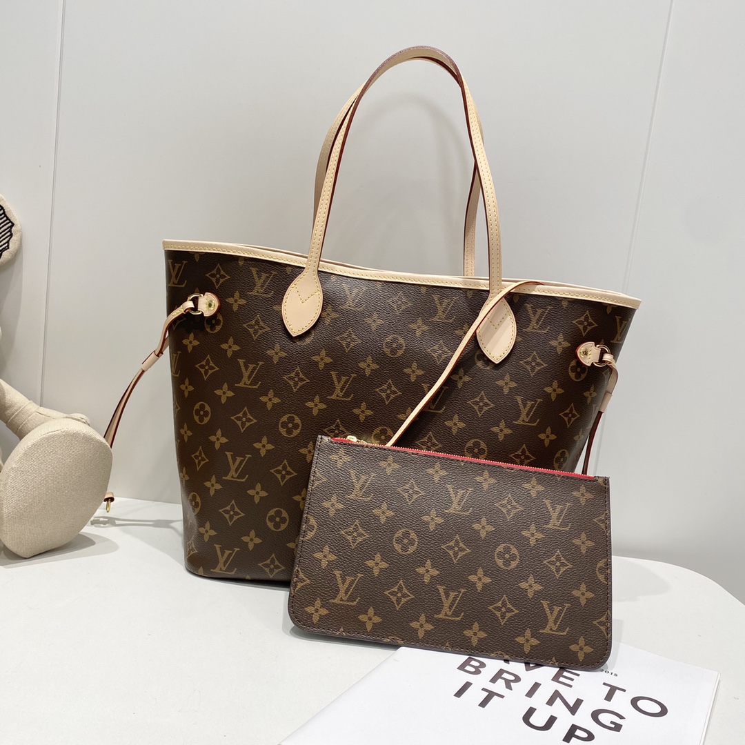 NO:178440,M41177 NEVERFULL Medium Handbag SD45120045 31 x 28 x 14 cm Neverfull Classic Handbag Explore the exquisite details inside the bag. The redesigned inner bag features a fresh fabric lining and retro details inspired by the Louis Vuitton Archives. The reputable zipper clutch is particularly commendable, which can be used as a delicate clutch and as an additional pocket. The bright liner tone adds more lively to the Monogram classic canvas.,,louis vuitton,handbag19860909M41177 NEVERFULL 中号手袋 SD45120045 31 x 28 x 14 厘米 Neverfull 经典手袋,探索袋内精致细节.重新设计的内袋采用了清新的织物内衬和灵感源自路易威登档案馆的复古细节,尤其值得称道的莫过于可脱卸式拉链手包,它既可单独作为一只精致手拿包使用,亦可作为额外的口袋. 明快的内衬色调为 Monogram 经典帆布增加了更多活泼生动之感.,,louis vuitton,handbag,Bag