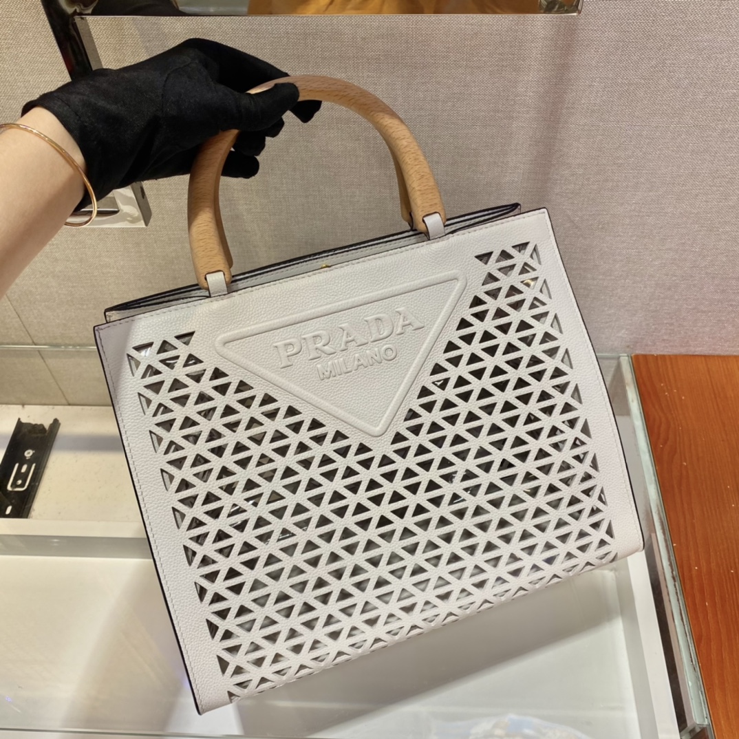 PRADA普拉达全牛皮材质新款镂空tote包1BG405