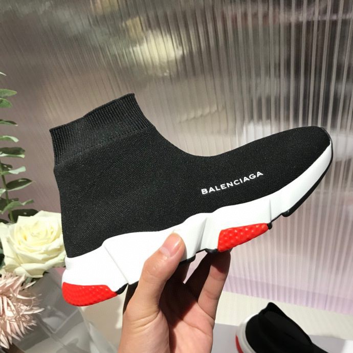 I0 。最新🆕版Balenciaga 巴黎世家经典袜子靴巴黎鞋底工艺系列，持续更新中……🔥最新原版大底开模 TPU十抽真空大底，而非市面上橡胶大底，请勿与之对比真空底尽显高端奢华。🔻鞋面: 弹力飞织，双层复合金丝高弹针织网棉，内里进口双面绒，即舒适又回弹定型，鞋底: TPU十抽真空大底 杜绝气孔