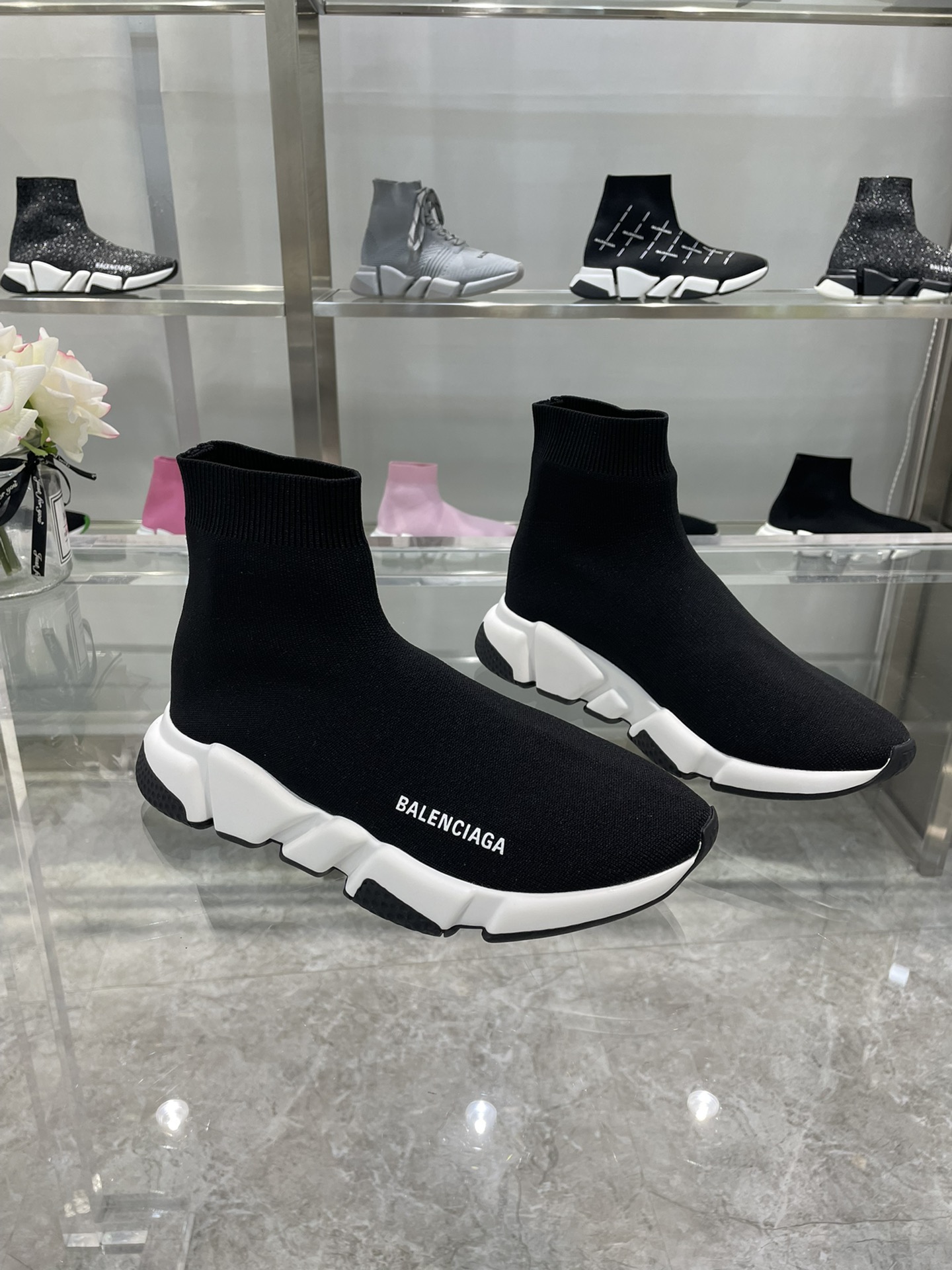I0 。最新🆕版Balenciaga 巴黎世家经典袜子靴巴黎鞋底工艺系列，持续更新中……🔥最新原版大底开模 TPU十抽真空大底，而非市面上橡胶大底，请勿与之对比真空底尽显高端奢华。🔻鞋面: 弹力飞织，双层复合金丝高弹针织网棉，内里进口双面绒，即舒适又回弹定型，鞋底: TPU十抽真空大底 杜绝气孔