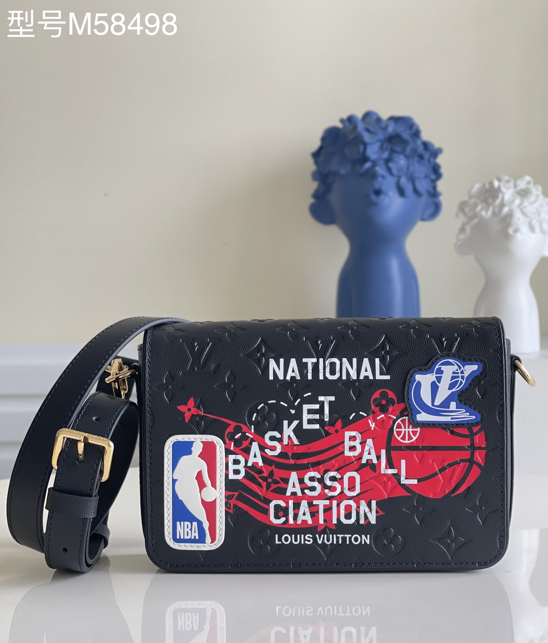 NO:397576,【Exclusive real shot M58498】 LVXNBA II series This Studio Postman bag is made of Monogram embossed cowhide, which uses prints and patches to connect the basketball world and Louis Vuitton's fashion universe, cleverly interprets the attention design of the NBA championship jacket. The detachable leather shoulder straps and magnetic buckles add practical functions. Size 23.5 x 14 x 5 cm z.750,LV【original leather】,dior,louis vuitton,louis vuitton,jackets & coats,cowhide19860909【独家实拍M58498】 LVXNBA II 系列 本款 Studio 邮差包取材 Monogram 压纹牛皮,以印花和贴饰衔接篮球世界和路易威登的时尚宇宙,巧妙解读 NBA 总冠军夹克的瞩目设计.可拆卸皮革肩带和磁扣再添实用功能.尺寸 23.5 x 14 x 5 厘米 z.750,LV【原厂皮】,dior,louis vuitton,louis vuitton,jackets & coats,cowhide,Bag