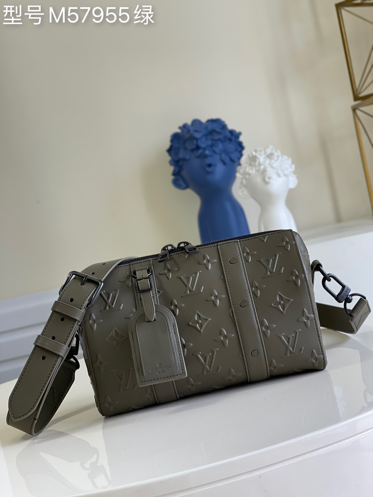 NO:397443,【Exclusive M57955 Green】City Keepall handbags are made of Monogram Seal leather, which uses soft texture to highlight Louis Vuitton's time-tested Monogram embossment, implicitly revealing elegant style. The compact configuration and removable and adjustable shoulder straps provide attention for urban travel. Size 27 x 17 x 13cm z.800, LV [original leather], louis vuitton, louis vuitton, cowhide19860909【独家实M57955绿】City Keepall 手袋取材 Monogram Seal 牛皮,以舒软质感烘托路易威登历经时光考验的 Monogram 压纹,含蓄显露雅致格调.紧凑构型搭配可拆卸并调节的肩带,为城市出行提供瞩目之选.尺寸27 x 17 x 13cm z.800,LV【原厂皮】,louis vuitton,louis vuitton,cowhide,Bag