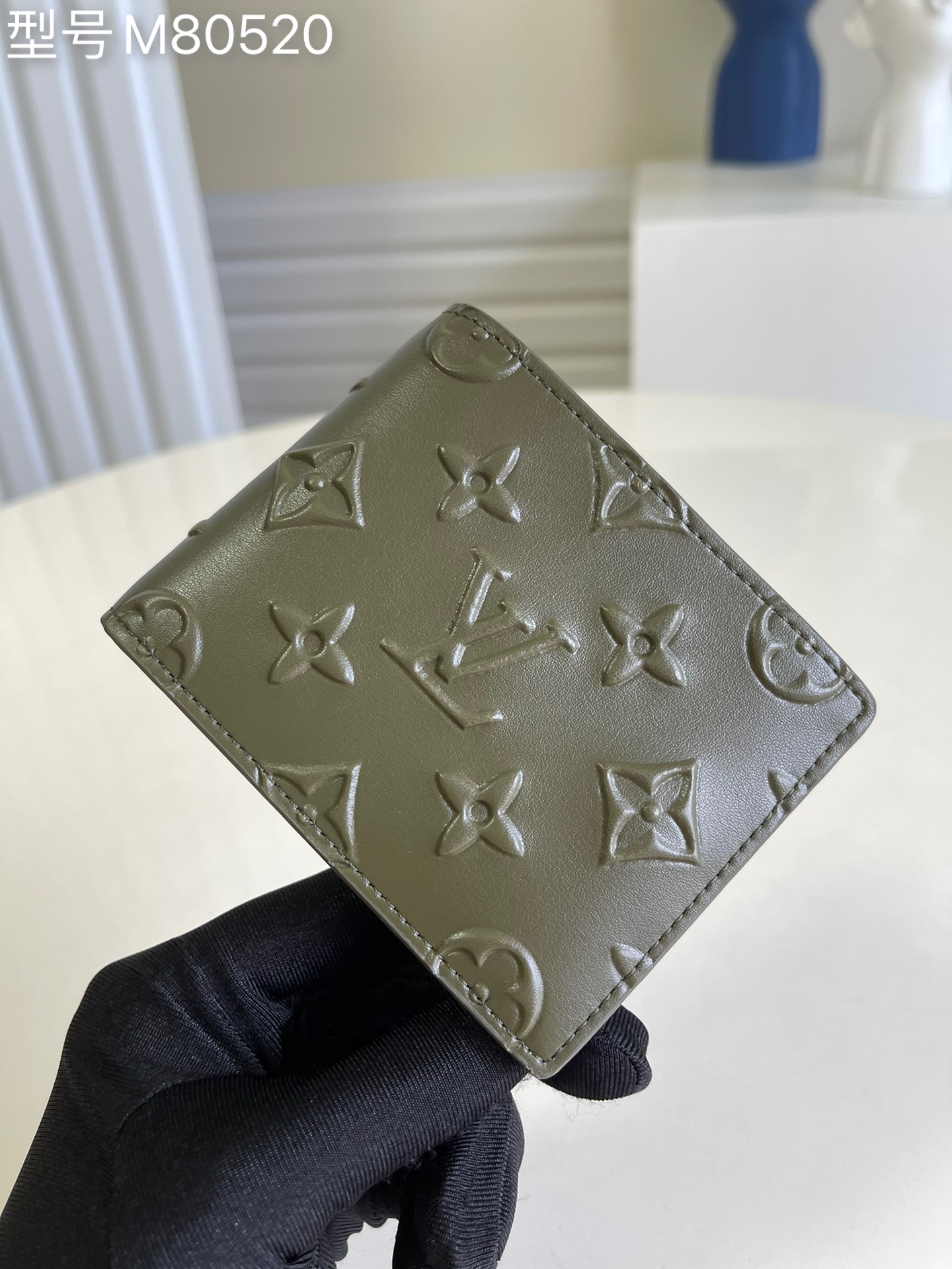 NO:397462,【Exclusive real photo M80520 green】SLENDER short clip This newly designed Slender wallet is made of khaki Monogram Seal leather craftsmanship, and the classic shape is eye-catching. The top cowhide is decorated with famous Monogram embossed patterns, which reminds people of the wax seals on letters from the past, creating a pleasing visual effect and rich touch. This wallet is stylish and practical and can be put in any pocket. Size 11 x 8.5 x 2 cm z.,LV【Original Leather】,louis vuitton,cowhide19860909【独家实拍 M80520 绿色】SLENDER 短夹 這款全新設計的Slender錢包採用型格的卡其色Monogram Seal皮革匠製而成,經典造型份外矚目.頂級牛皮綴以著名的Monogram壓花圖案,令人聯想起昔日書信上的蠟封印章,營造悅目的視覺效果和豐富觸感.這款錢包時尚而實用,可放進任何口袋.尺寸11 x 8.5 x 2 厘米 z.,LV【原厂皮】,louis vuitton,cowhide,Bag