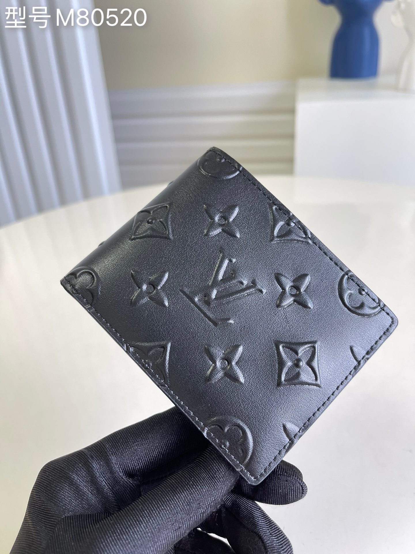 NO:397459,【Exclusive real photo M80520 black】SLENDER short clip This newly designed Slender wallet is made of khaki Monogram Seal leather craftsmanship, and the classic shape is eye-catching. The top cowhide is decorated with famous Monogram embossed patterns, which reminds people of the wax seals on letters from the past, creating a pleasing visual effect and rich touch. This wallet is stylish and practical and can be put in any pocket. Size 11 x 8.5 x 2 cm z.,LV【Original Leather】,louis vuitton,cowhide19860909【独家实拍 M80520 黑色】SLENDER 短夹 這款全新設計的Slender錢包採用型格的卡其色Monogram Seal皮革匠製而成,經典造型份外矚目.頂級牛皮綴以著名的Monogram壓花圖案,令人聯想起昔日書信上的蠟封印章,營造悅目的視覺效果和豐富觸感.這款錢包時尚而實用,可放進任何口袋.尺寸11 x 8.5 x 2 厘米 z.,LV【原厂皮】,louis vuitton,cowhide,Bag