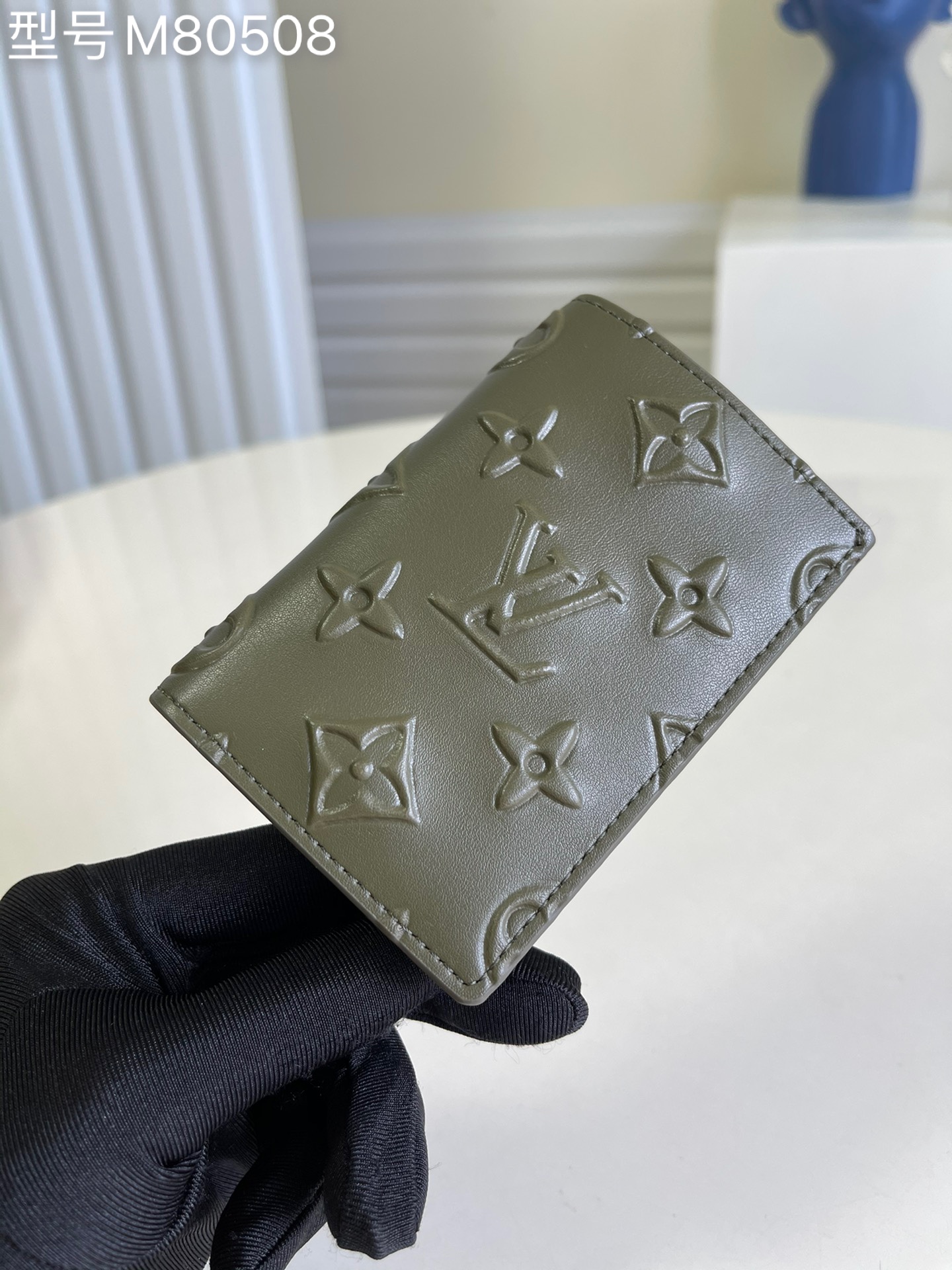 NO:397456,【Exclusive real photo M80508 green】 SLENDER Pocket Wallet Universal Wallet This new Monogram Seal bag universal wallet is decorated with classic Monogram pattern, with eye-catching design. The detailed relief technology reminds people of the wax seals of the past, giving exquisite cowhide an extra luxurious touch. This style has been carefully designed and is slim and compact in size, but it provides plenty of space to store all essentials. Size 8 x 11 x 1 cm z.,LV【Original Leather】,louis vuitton,cowhide19860909【独家实拍M80508 绿色】 SLENDER 口袋钱夹万用錢包 這款全新的Monogram Seal袋裝萬用錢包綴以的經典Monogram圖案,設計引人注目.細緻的浮雕技術讓人聯想起昔日的蠟封印章,為精緻牛皮賦予格外奢華的觸感.這個款式經過精心設計,尺寸纖薄小巧,卻提供充裕空間,可收納所有必需品.尺寸8 x 11 x 1 厘米 z.,LV【原厂皮】,louis vuitton,cowhide,Bag