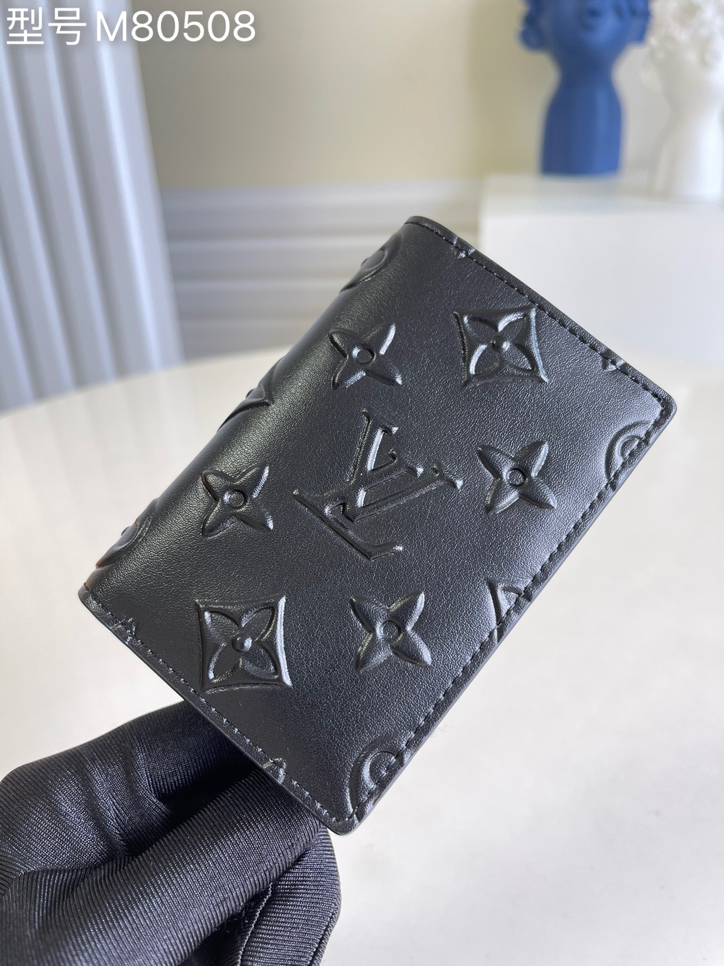 NO:397453,【Exclusive real photo M80508 black】 SLENDER Pocket Wallet Universal Wallet This new Monogram Seal bag universal wallet is decorated with classic Monogram pattern, with eye-catching design. The detailed relief technology reminds people of the wax seals of the past, giving exquisite cowhide an extra luxurious touch. This style has been carefully designed and is slim and compact, but it provides plenty of space to store all essentials. Size 8 x 11 x 1 cm z.,LV【Original Leather】,louis vuitton,cowhide19860909【独家实拍M80508 黑色】 SLENDER 口袋钱夹万用錢包 這款全新的Monogram Seal袋裝萬用錢包綴以的經典Monogram圖案,設計引人注目.細緻的浮雕技術讓人聯想起昔日的蠟封印章,為精緻牛皮賦予格外奢華的觸感.這個款式經過精心設計,尺寸纖薄小巧,卻提供充裕空間,可收納所有必需品.尺寸8 x 11 x 1 厘米 z.,LV【原厂皮】,louis vuitton,cowhide,Bag