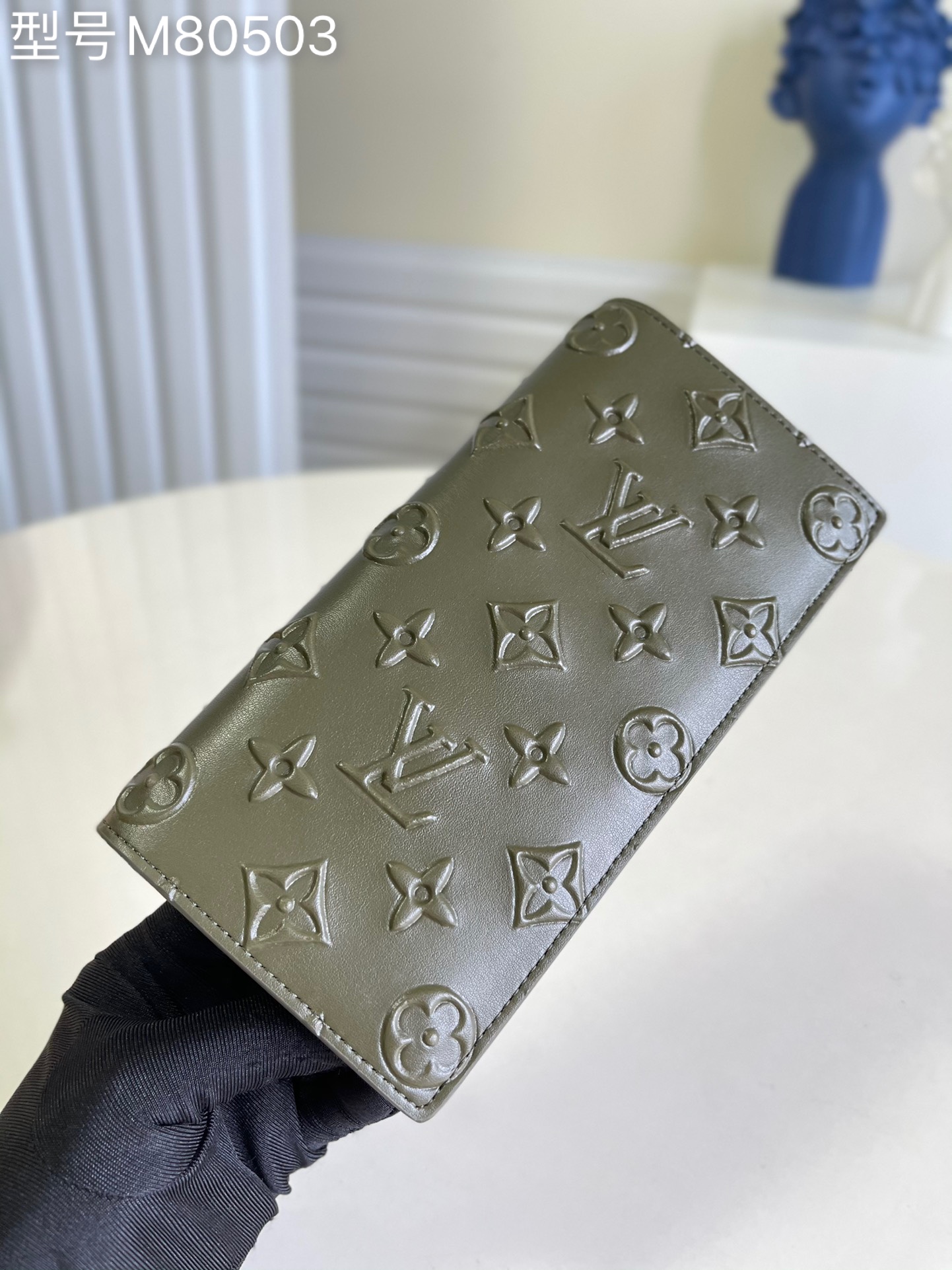 NO:397450,【Exclusive real photo M80503 green】 BRAZZA wallet This new version of Brazza wallet is made of Monogram Seal leather, bringing unique classic elements. The exquisite cowhide is decorated with famous Monogram patterns and is specially embossed with a retro wax seal, equipped with 16 credit card mezzanines, a card mezzanine, a change compartment and multiple pockets, which can store banknotes and paper. Size 10 x 19 x 2 cm z.,LV【Original leather】,louis vuitton,cowhide19860909【独家实拍M80503 绿色】 BRAZZA 錢包 這款新版的Brazza錢包以Monogram Seal皮革製作,帶來別具特色的經典元素.精緻的牛皮綴以著名的Monogram圖案,並採用特別的浮雕處理,猶如復古的蠟封印章,配有16個信用卡夾層、一個卡片夾層、一個零錢隔層和多個口袋,可存放紙幣和紙張.尺寸10 x 19 x 2 厘米 z.,LV【原厂皮】,louis vuitton,cowhide,Bag