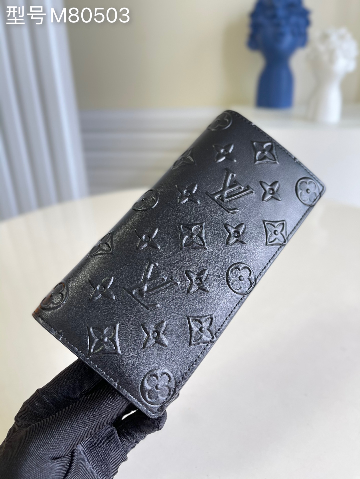 NO:397447,【Exclusive real shot M80503 black】 BRAZZA wallet This new version of Brazza wallet is made of Monogram Seal leather, bringing unique classic elements. The exquisite cowhide is decorated with famous Monogram patterns and is specially embossed with a retro wax seal, equipped with 16 credit card mezzanines, a card mezzanine, a change compartment and multiple pockets, which can store banknotes and paper. Size 10 x 19 x 2 cm z.,LV【Original leather】,louis vuitton,cowhide19860909【独家实拍M80503 黑色】 BRAZZA 錢包 這款新版的Brazza錢包以Monogram Seal皮革製作,帶來別具特色的經典元素.精緻的牛皮綴以著名的Monogram圖案,並採用特別的浮雕處理,猶如復古的蠟封印章,配有16個信用卡夾層、一個卡片夾層、一個零錢隔層和多個口袋,可存放紙幣和紙張.尺寸10 x 19 x 2 厘米 z.,LV【原厂皮】,louis vuitton,cowhide,Bag