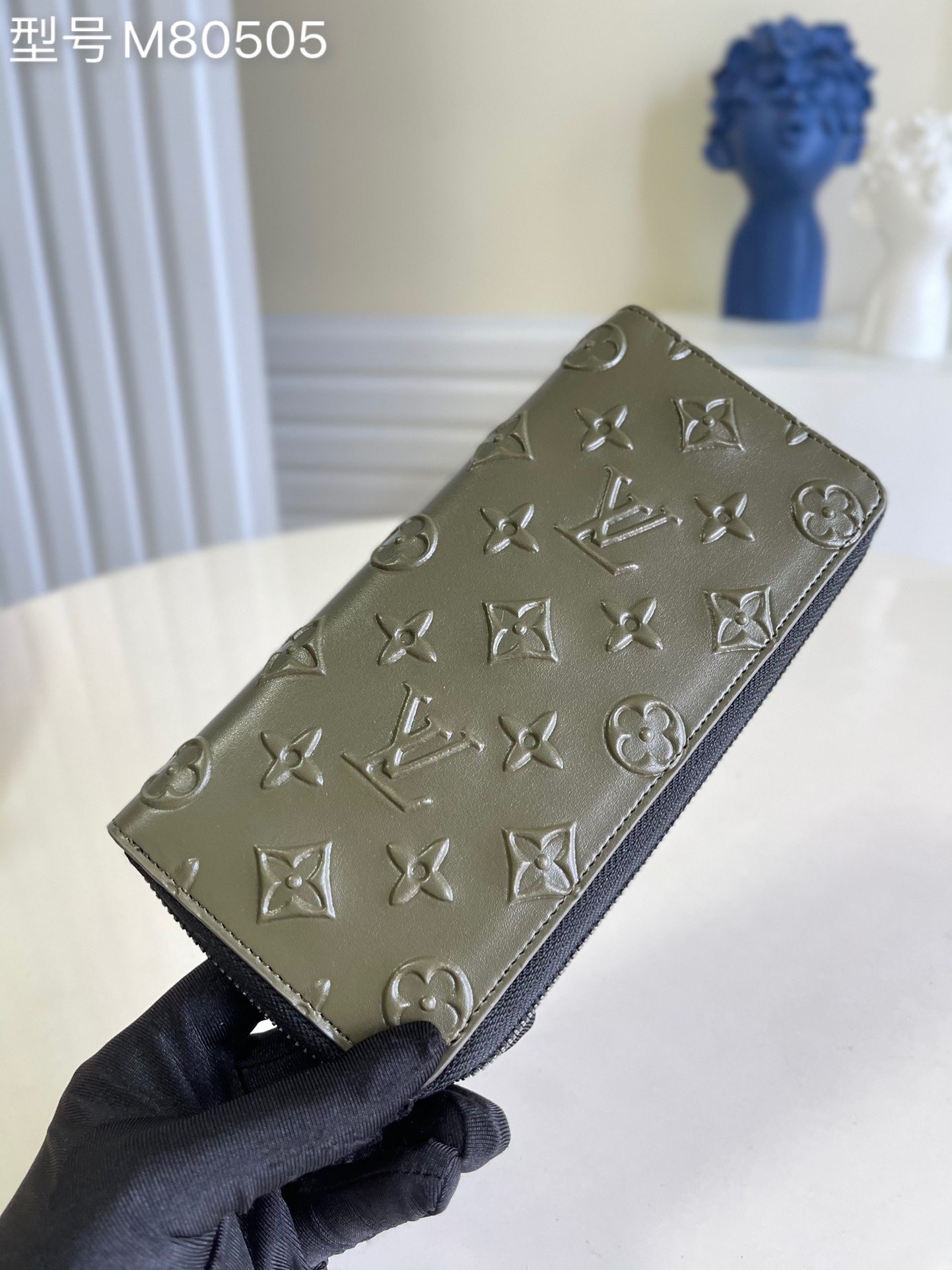 NO:397444,【Exclusive real photo M80505 green】 Straight zipper wallet This straight zipper wallet is made of Monogram Seal leather, bringing unique classic elements. The exquisite cowhide is decorated with famous Monogram patterns and is specially embossed with a retro wax seal. The wallet has a secure zipper opening and closing, 14 card mezzanines and multiple compartments for storage of cash, change and paper. It is an elegant all-in-one wallet. Size 10 x 20 x 2 cm z.320, LV [original leather], louis vuitton, cowhide19860909【独家实拍 M80505 绿色】 直式拉鏈錢包 這款直式拉鏈錢包以Monogram Seal皮革製作,帶來別具特色的經典元素.精緻的牛皮綴以著名的Monogram圖案,並採用特別的浮雕處理,猶如復古的蠟封印章.錢包設有穩妥的拉鏈開合、14個卡片夾層及多個可收納現金、零錢和紙張的隔層,是一款優雅的多合一錢包.尺寸10 x 20 x 2 厘米 z.320,LV【原厂皮】,louis vuitton,cowhide,Bag