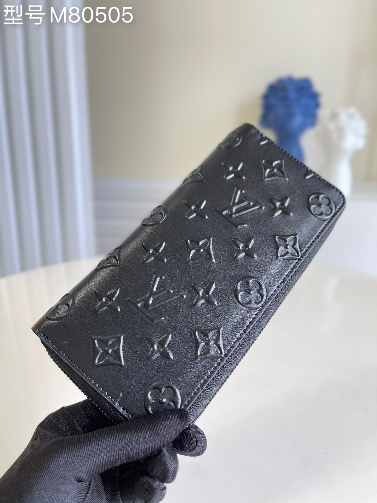 NO:397441,【Exclusive real photo M80505 Black】 Straight Zipper Wallet This straight Zipper Wallet is made of Monogram Seal leather, bringing unique classic elements. The exquisite cowhide is decorated with famous Monogram patterns and is specially embossed with a retro wax seal. The wallet has a secure zipper opening and closing, 14 card mezzanines and multiple compartments for storage of cash, change and paper. It is an elegant all-in-one wallet. Size 10 x 20 x 2 cm z.320, LV [original leather], louis vuitton, cowhide19860909【独家实拍 M80505 黑色】 直式拉鏈錢包 這款直式拉鏈錢包以Monogram Seal皮革製作,帶來別具特色的經典元素.精緻的牛皮綴以著名的Monogram圖案,並採用特別的浮雕處理,猶如復古的蠟封印章.錢包設有穩妥的拉鏈開合、14個卡片夾層及多個可收納現金、零錢和紙張的隔層,是一款優雅的多合一錢包.尺寸10 x 20 x 2 厘米 z.320,LV【原厂皮】,louis vuitton,cowhide,Bag