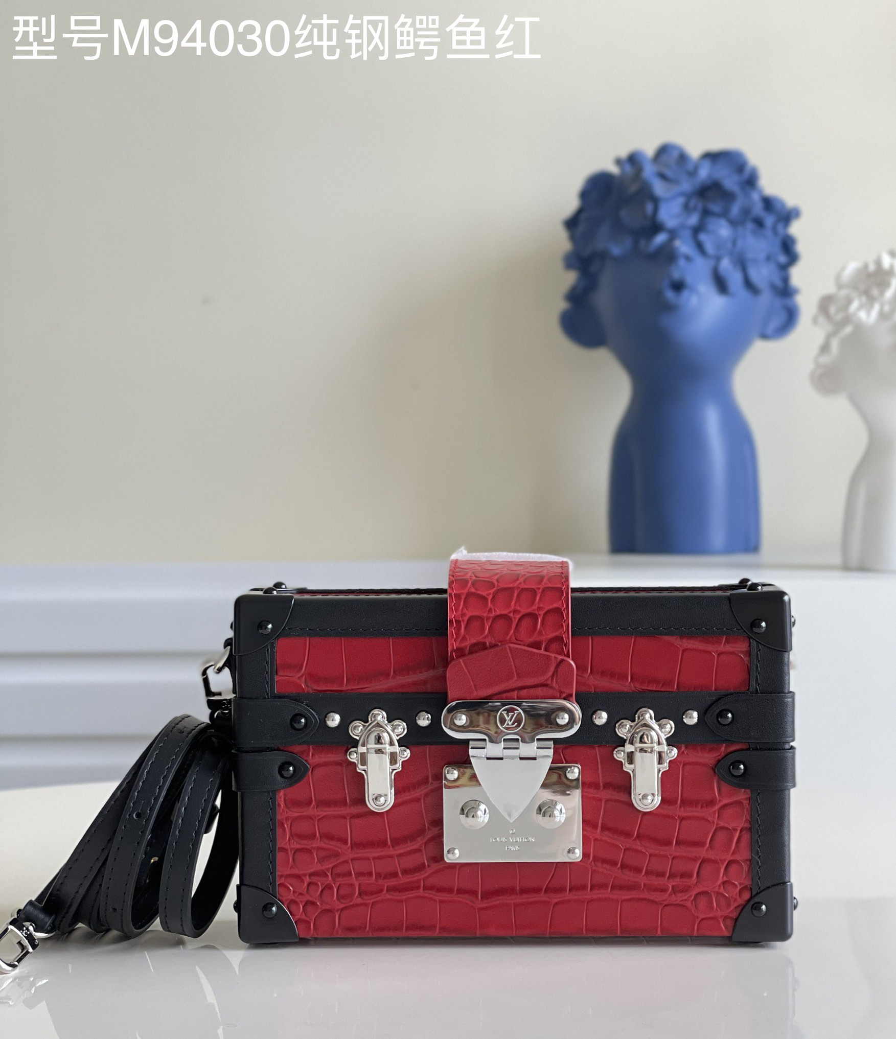 NO:397086,[Exclusive real shot of M94030 pure steel crocodile pattern red] BOX box PETITE MALLE 40273 silver!  - Fashion show style, new European and American retro style, small square box design, full of metal texture, elegant and elegant, modern and modern, not only can carry small items, but also decorative fine body small and lightweight, the design of portable and long shoulder straps is flexible and versatile, can easily accommodate smartphones, credit cards and keys, pure steel accessories size19*5*11.5cm v., LV [original leather], louis vuitton19860909【独家实拍 M94030纯钢鳄鱼纹红】 BOX盒子 PETITE MALLE 40273 银色 ！-时装走秀款 全新欧美复古风 小巧方盒设计 金属质感十足 优雅大方 摩登现代 不单可以携带随身小物品 更是装饰精品身材小巧轻盈 手提和长肩带的设计灵活多变 能轻松地容纳智能手机 信用卡和钥匙 纯精钢配件size19*5*11.5cm v.,LV【原厂皮】,louis vuitton,Bag