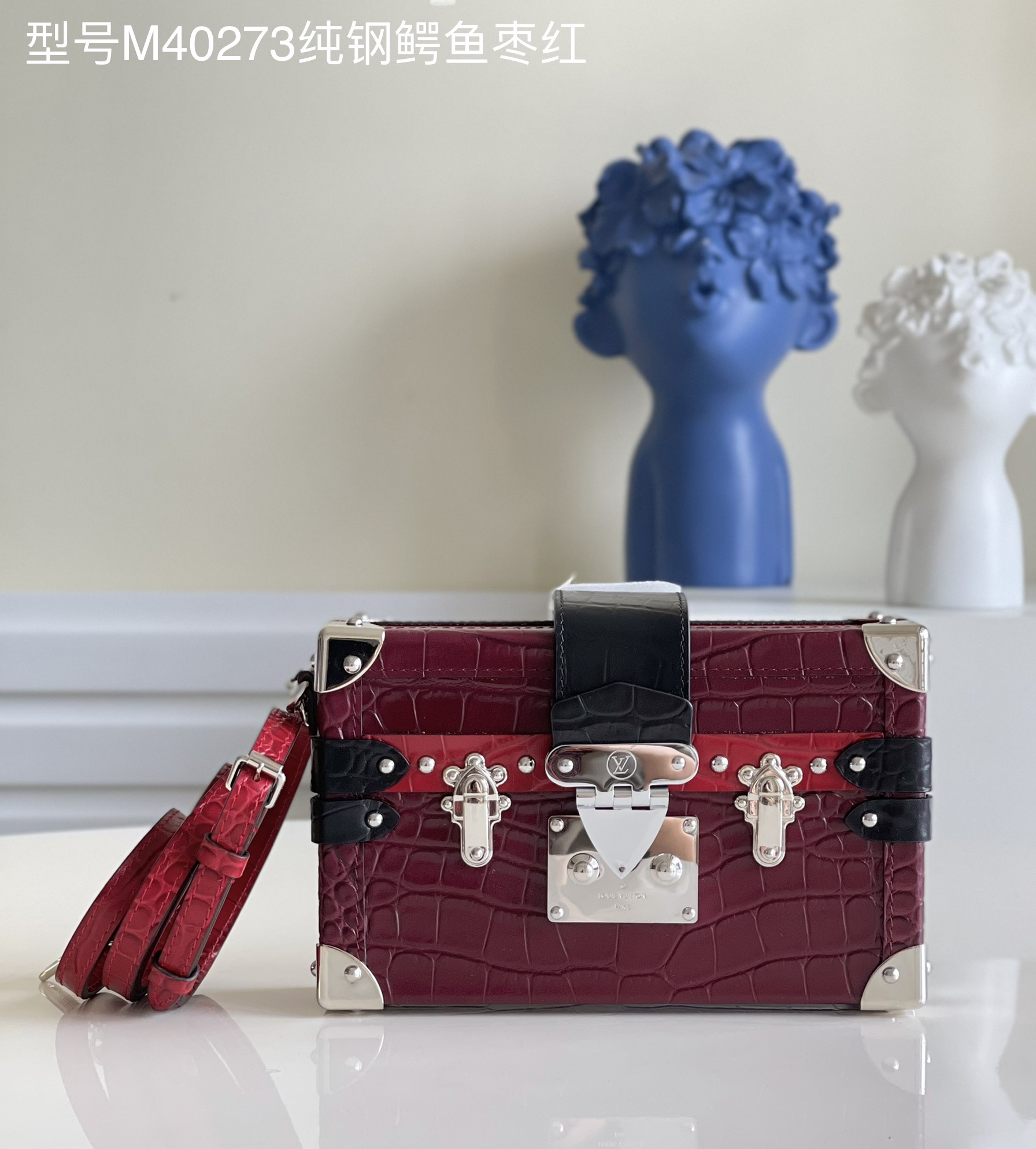 NO:397087,【Exclusive real photo M40273 pure steel crocodile pattern maroon】 BOX box PETITE MALLE silver fashion show style brand new European and American retro style small square box design full of metal texture elegant and generous modern modern not only can carry small items, but also decorative fine body small and lightweight. The design of portable and long shoulder straps is flexible and varied. It can easily accommodate smartphones Credit cards and keys Pure steel accessories size19*5*11.5cm v.,LV [original leather],louis vuitton19860909【独家实拍 M40273纯钢鳄鱼纹枣红】 BOX盒子 PETITE MALLE 银色 时装走秀款 全新欧美复古风 小巧方盒设计 金属质感十足 优雅大方 摩登现代 不单可以携带随身小物品 更是装饰精品身材小巧轻盈 手提和长肩带的设计灵活多变 能轻松地容纳智能手机 信用卡和钥匙 纯精钢配件size19*5*11.5cm v.,LV【原厂皮】,louis vuitton,Bag