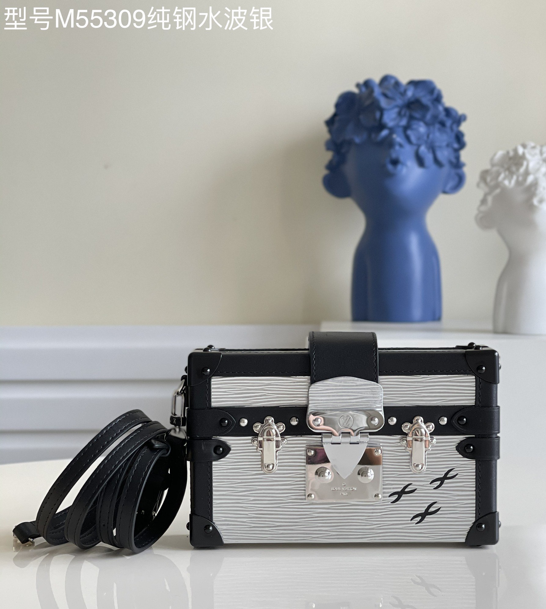 NO:397090,[Exclusive real photo M55309 pure steel water corrugated silver] BOX box PETITE MALLE 40273 silver!  - Fashion show style, new European and American retro style, small square box design, full of metal texture, elegant and elegant, modern and modern, not only can carry small items, but also decorative fine body small and lightweight, the design of portable and long shoulder straps is flexible and versatile, can easily accommodate smartphones, credit cards and keys, pure steel accessories size19*5*11.5cm v., LV [original leather], louis vuitton19860909【独家实拍 M55309纯钢水波纹银】 BOX盒子 PETITE MALLE 40273 银色 ！-时装走秀款 全新欧美复古风 小巧方盒设计 金属质感十足 优雅大方 摩登现代 不单可以携带随身小物品 更是装饰精品身材小巧轻盈 手提和长肩带的设计灵活多变 能轻松地容纳智能手机 信用卡和钥匙 纯精钢配件size19*5*11.5cm v.,LV【原厂皮】,louis vuitton,Bag