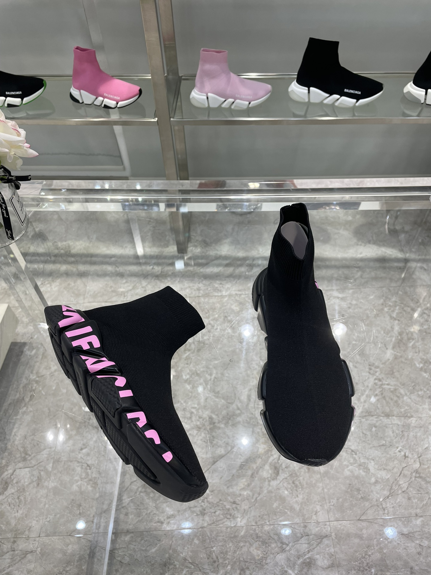 I0 。最新🆕版Balenciaga 巴黎世家经典袜子靴巴黎鞋底工艺系列，持续更新中……🔥最新原版大底开模 TPU十抽真空大底，而非市面上橡胶大底，请勿与之对比真空底尽显高端奢华。🔻鞋面: 弹力飞织，双层复合金丝高弹针织网棉，内里进口双面绒，即舒适又回弹定型，鞋底: TPU十抽真空大底 杜绝气孔