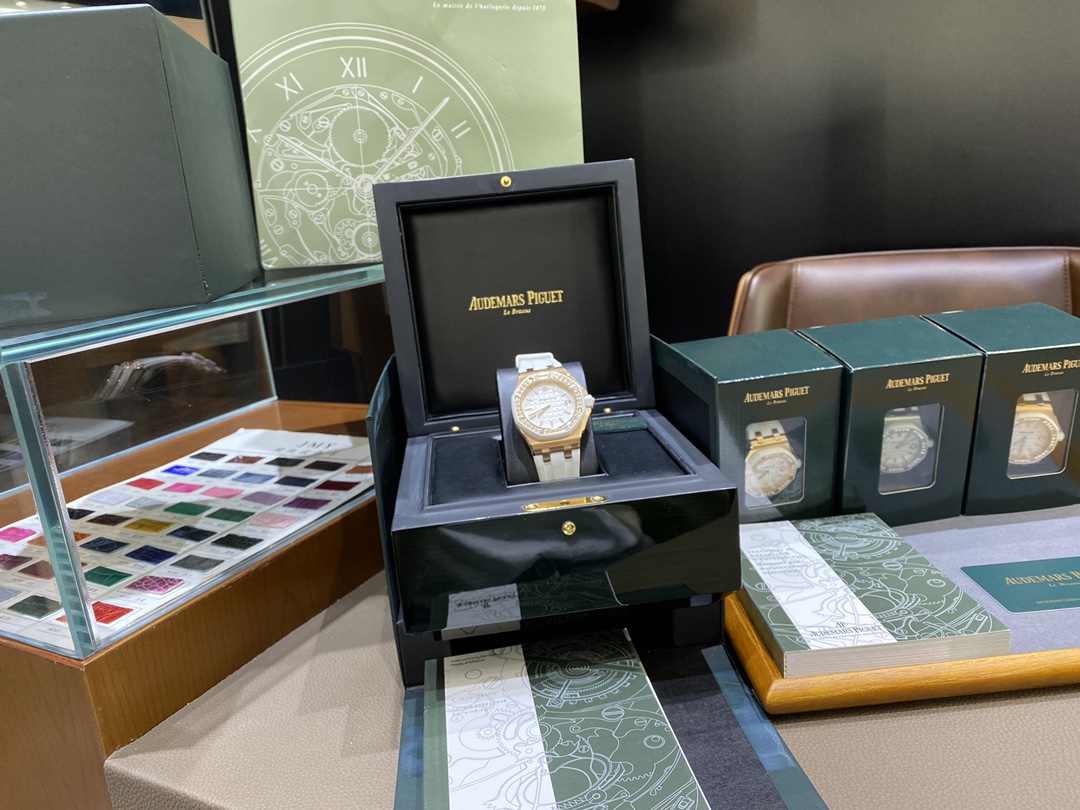 Audemars Piguet 爱彼A皇家橡树离岸系列37mm，女款爱彼不仅拥有硬朗霸气风格，还增加了几分柔美、使得女装腕表更加 个性