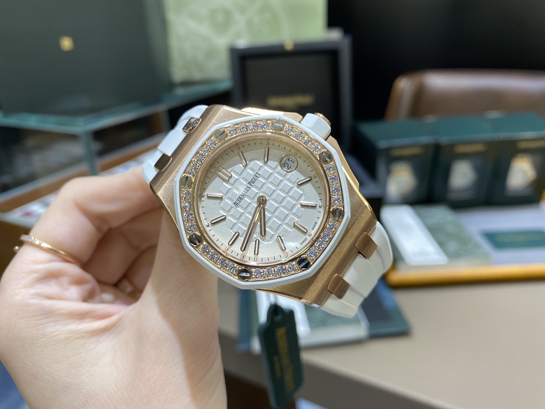 Audemars Piguet 爱彼A皇家橡树离岸系列37mm，女款爱彼不仅拥有硬朗霸气风格，还增加了几分柔美、使得女装腕表更加 个性