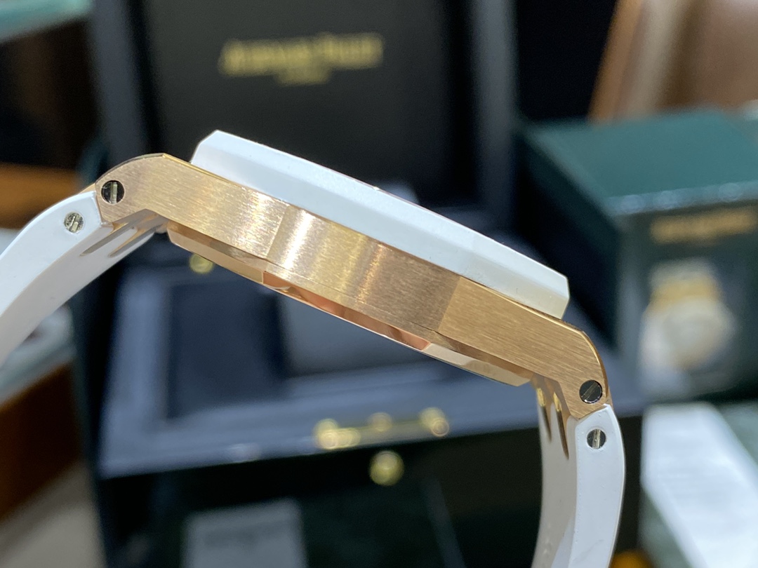 Audemars Piguet 爱彼A皇家橡树离岸系列37mm，女款爱彼不仅拥有硬朗霸气风格，还增加了几分柔美、使得女装腕表更加 个性