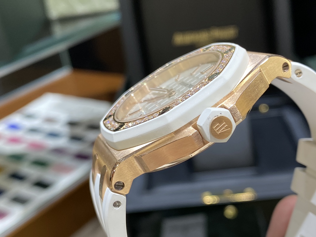 Audemars Piguet 爱彼A皇家橡树离岸系列37mm，女款爱彼不仅拥有硬朗霸气风格，还增加了几分柔美、使得女装腕表更加 个性