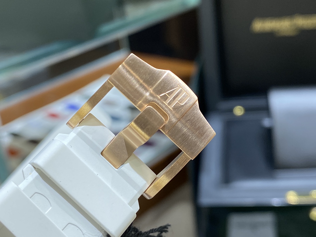 Audemars Piguet 爱彼A皇家橡树离岸系列37mm，女款爱彼不仅拥有硬朗霸气风格，还增加了几分柔美、使得女装腕表更加 个性