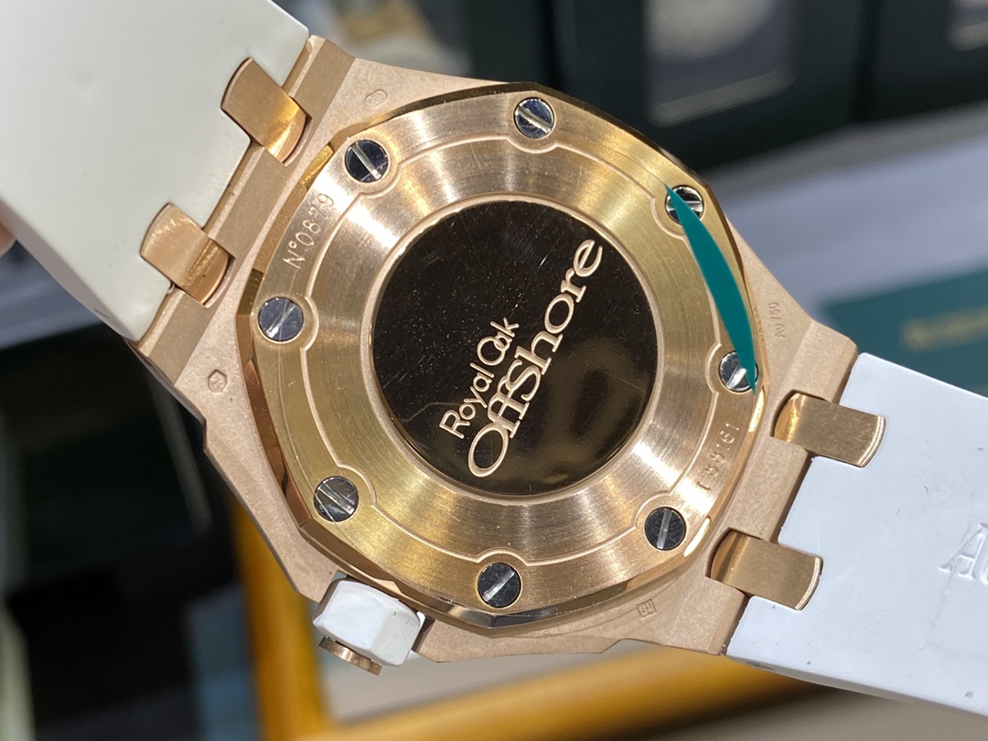 Audemars Piguet 爱彼A皇家橡树离岸系列37mm，女款爱彼不仅拥有硬朗霸气风格，还增加了几分柔美、使得女装腕表更加 个性