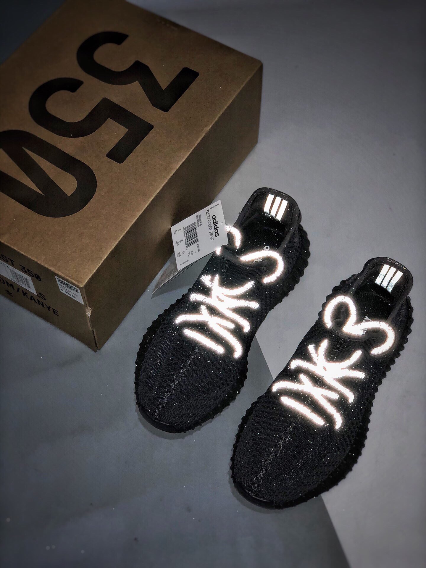 💰260 纯原巴斯夫真爆💰180公司级真爆💰150真标版本，adidas  yeezy 350v2  椰子350 黑天使 "black" 满天星  侧透满天星 亚洲限定 欧洲限定 yeezy 350 700 500 v2 得物专属推荐
#aj完美鞋型aj312多次校准 aj1低趴姿态匹配
#全鞋材料均支持af1全方位对比发售z
#辰元aj11原厂织面 sacai编织密度同原鞋 
#百宏aj4原厂鞋带 乔1 百分百一致原版
#巴斯夫boost原底 空军脚感m2k回弹一号和af1公司货一模一样   
#大底rb、tu色卡调整sb dunk系列零色差 开拓者 一致发售原版 max270可随意比对
#原厂碳带打印内标、盒标 id串码排列组合无重复 亲测大几率无法鉴定、过验   
size：36 36.5 37 38 38.5 39 40 40.5 41 42 42.5 43 44 44.5 45 46 47

主营：阿迪达斯 耐克 匡威 万斯 麦昆 古驰 斯凯奇 nb 新百伦 斐乐 巴黎世家 
椰子350 椰子500 椰子700 m2k 贝壳头 1970s 三叶草 nb550 nb327 nb992
古驰做旧 古驰小脏鞋 古驰小蜜蜂 sb dunk 空军一号 老爹鞋 aj1 aj3 aj4 aj5 aj11 aj34 aj36 aj312 g.t cut 闪电倒勾 篮球鞋：利拉德7 利拉德6 利拉德5 欧文7代 欧文6 欧文5 欧文4 欧文3 欧文2 欧文1 詹姆斯18代 詹姆斯17 詹姆斯16 詹姆斯15 詹姆斯14 詹姆斯13 詹姆斯12 詹姆斯11 詹姆斯5 詹姆斯4 科比5代 科比1 科比4 科比7 科比8 科比9 科比10 科比12 字母哥2代 字母哥1代 字母哥3代 哈登5代 哈登4代 哈登3 哈登2 哈登1 库里8代 库里7 库里6 库里5 库里4 ……系列 欢
#原盒配件 原厂中底钢印、拉帮完美
Size:36 36.5 37.5 38 38.5 39 40 40.5 41 42 42.5 43 44 44.5 45
现货跑量工厂长期主打款真正的好货不靠吹嘘
质量我们替你把关，你还在犹豫什么，撸起袖子加油干。
全部男女鞋，真标真爆带半码
耐克 阿迪达斯 三叶草 椰子350 v2 sb dunk 古驰脏脏鞋 麦昆 匡威1970s 万斯 vans 范斯 新百伦 乔丹 air jordan 亚瑟士 斯凯奇 斐乐 彪马 锐步 mlb  fila 鬼冢虎 莆田鞋   板鞋 樱花粉  af1 高帮 纯白 复古  满天星 解构 鞋盾   小麦色  蓝粉  马卡龙 低帮 独角兽 鸳鸯 联名 童鞋  冰淇淋  骨白冰蓝  白蓝 黑色 小白鞋 电玩像素 黑白 涂鸦 镭射 雾霾 白色  diy  1970s 夜光  大童 泼墨 中帮 黑武士 洛克公园 魔术贴 情侣 经典 四钩 奶咖色 刮刮乐 白丝绸 白银 3m 反光 白绿夜光 白橙双钩 小雏菊  权志龙 白绿橙 off white 飞线  金钩 冰块 小银钩 笑脸 缝线  剪纸 纯黑 蓝丝绸  情人节限定  白金 蓝白 354 黑曜石   熊猫 像素  冰蓝 四小勾 水晶底 寿桃 洞洞鞋 彩虹像素  灰色 air force 1 黑色   拖鞋 aj4 aj35 aj11 篮球鞋 莆田 aj3 aj6 aj13 aj7 童鞋 儿童鞋  aj312   aj36 黑白奥利奥  传奇蓝  aj32  限量版 飞人拖鞋 康扣  熊猫 北卡蓝  low  白水泥  藤原浩  aj34郭艾伦 影子灰  蒂芙尼绿 aj10 倒钩  aj9 冰雪奇缘 黑曜石 aj31  aj270 球鞋  大魔王 冰激凌  樱木花道  热熔岩  迪奥联名  胭脂红 凉鞋 aj15  满天星 水泥灰 芝加哥 鸳鸯 aj28  情侣 aj28 樱花粉 电玩像素 北卡蓝 小迪奥 粉色 樱花粉 电玩像素  烟灰 变色龙 兵马俑 大巴黎 aj16  兔八哥  马卡龙  大学蓝 aj30 黑水泥  白蛇 叶绿素 火影 白水泥 情人节限定 粉蛇 黑红 球鞋gtcut   kobe球鞋 zoom kobe 500黑武士 2022r nike星空 gt球鞋 zoom跑鞋 纽巴伦990 nikecourt女鞋 zoom aj1 nb827 斐乐hike nike青花瓷 aj镭射 科6 next跑鞋 宇航员2.0 小白鞋 男鞋 运动鞋 斯凯奇 斐乐 板鞋 aj 彪马 新百伦 亚瑟士 new balance adidas 阿迪达斯 篮球鞋 空军一号 纯白  跑步鞋 vision street wear puma 女运动休闲鞋 nb  情侣鞋 球鞋 dunk 美津浓 欧文7  运动鞋女款跑步鞋 休闲男鞋  aj1 拖鞋 耐克鞋男新款 鞋子 童鞋 男款  飞马  zoom 超级飞马 跑鞋  老爹鞋 air max 儿童鞋子 男士 飞马38 m2k 日落 黑白熊猫  女款  飞马39  男款 阿甘鞋 飞马37  夏季  dunk sb 华夫鞋 凉鞋  开拓者 夏款 毛毛虫  气垫 air zoom 休闲鞋 高帮 帆布鞋 sacai 2022 vapormax 赤足  飞马36 af1 紫葡萄 树莓紫  winflo8 court女鞋 网鞋 zoom 破二  dc0774 拖鞋 superfly 子弹头 dunk黑白熊猫 blazer max270 欧文7 小童鞋  阿尔法 欧文8 登月 星空 莆田  黑武士 airmax97 贝壳头 三叶草 boost   forum 椰子鞋  yeezy  neo  暗夜精灵 金标 椰子 350 v2  ultraboost 清风 阿尔法 涉水鞋 ub21 ub22  forum84 ub nmd 爆米花 pro2 cut  supernova x9000 椰子500  小椰子 forum low 史密斯 椰子700  樱花系列女鞋 新百伦530 327   574   5740 满天星 992 550 990 303 nb2002ra 302 元祖灰 993 990v5 nb300 ms327 580 999 nb327新百伦 新百伦878 nb300 5740奶茶色 m5740nb5740 997 608 452 nbms327 992元祖灰 996 880 低帮  倒钩  aj1 low 北卡蓝 黑曜石  倒钩藤原浩鞋 芝加哥 禁穿 小迪奥aj1 aj1大学蓝 樱花粉 烟灰   闪电倒钩 mid  影子灰 白丝绸   黑红脚趾 黑红 马卡龙 小dior 蒂芙尼绿 黑脚趾 小摩卡 蜘蛛侠 兔八哥 莆田纯原 纯白 中帮 黑粉脚趾 鸳鸯 low摩卡棕 扣碎 倒钩低帮 小闪电 凯尔特人 芝加哥ow联名 灰白 红豆奶茶 叛逆 换底 扣碎篮板 摩卡棕 迪奥联名鞋 皇家蓝 低帮女鞋倒钩白棕 泡泡糖 黑粉脚趾 北卡蓝低帮 黑绿脚趾 影子灰 蒂芙尼绿 黑脚趾 浆果粉  扣碎篮板 鸳鸯 冰淇淋 白丝绸 激光蓝 offwhite联名 黑粉脚趾	 蓝 水洗丹宁 情人节 午夜蓝 凯尔特人 泡泡糖  男鞋 女鞋 夏季 儿童 拖鞋  小众鞋 篮球鞋 凉鞋 运动鞋 跑步鞋 童鞋  板鞋  日落