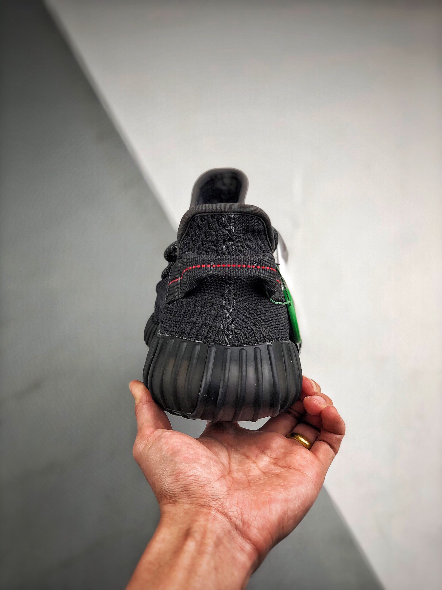 💰260 纯原巴斯夫真爆💰180公司级真爆💰150真标版本，adidas  yeezy 350v2  椰子350 黑天使 "black" 满天星  侧透满天星 亚洲限定 欧洲限定 yeezy 350 700 500 v2 得物专属推荐
#aj完美鞋型aj312多次校准 aj1低趴姿态匹配
#全鞋材料均支持af1全方位对比发售z
#辰元aj11原厂织面 sacai编织密度同原鞋 
#百宏aj4原厂鞋带 乔1 百分百一致原版
#巴斯夫boost原底 空军脚感m2k回弹一号和af1公司货一模一样   
#大底rb、tu色卡调整sb dunk系列零色差 开拓者 一致发售原版 max270可随意比对
#原厂碳带打印内标、盒标 id串码排列组合无重复 亲测大几率无法鉴定、过验   
size：36 36.5 37 38 38.5 39 40 40.5 41 42 42.5 43 44 44.5 45 46 47

主营：阿迪达斯 耐克 匡威 万斯 麦昆 古驰 斯凯奇 nb 新百伦 斐乐 巴黎世家 
椰子350 椰子500 椰子700 m2k 贝壳头 1970s 三叶草 nb550 nb327 nb992
古驰做旧 古驰小脏鞋 古驰小蜜蜂 sb dunk 空军一号 老爹鞋 aj1 aj3 aj4 aj5 aj11 aj34 aj36 aj312 g.t cut 闪电倒勾 篮球鞋：利拉德7 利拉德6 利拉德5 欧文7代 欧文6 欧文5 欧文4 欧文3 欧文2 欧文1 詹姆斯18代 詹姆斯17 詹姆斯16 詹姆斯15 詹姆斯14 詹姆斯13 詹姆斯12 詹姆斯11 詹姆斯5 詹姆斯4 科比5代 科比1 科比4 科比7 科比8 科比9 科比10 科比12 字母哥2代 字母哥1代 字母哥3代 哈登5代 哈登4代 哈登3 哈登2 哈登1 库里8代 库里7 库里6 库里5 库里4 ……系列 欢
#原盒配件 原厂中底钢印、拉帮完美
Size:36 36.5 37.5 38 38.5 39 40 40.5 41 42 42.5 43 44 44.5 45
现货跑量工厂长期主打款真正的好货不靠吹嘘
质量我们替你把关，你还在犹豫什么，撸起袖子加油干。
全部男女鞋，真标真爆带半码
耐克 阿迪达斯 三叶草 椰子350 v2 sb dunk 古驰脏脏鞋 麦昆 匡威1970s 万斯 vans 范斯 新百伦 乔丹 air jordan 亚瑟士 斯凯奇 斐乐 彪马 锐步 mlb  fila 鬼冢虎 莆田鞋   板鞋 樱花粉  af1 高帮 纯白 复古  满天星 解构 鞋盾   小麦色  蓝粉  马卡龙 低帮 独角兽 鸳鸯 联名 童鞋  冰淇淋  骨白冰蓝  白蓝 黑色 小白鞋 电玩像素 黑白 涂鸦 镭射 雾霾 白色  diy  1970s 夜光  大童 泼墨 中帮 黑武士 洛克公园 魔术贴 情侣 经典 四钩 奶咖色 刮刮乐 白丝绸 白银 3m 反光 白绿夜光 白橙双钩 小雏菊  权志龙 白绿橙 off white 飞线  金钩 冰块 小银钩 笑脸 缝线  剪纸 纯黑 蓝丝绸  情人节限定  白金 蓝白 354 黑曜石   熊猫 像素  冰蓝 四小勾 水晶底 寿桃 洞洞鞋 彩虹像素  灰色 air force 1 黑色   拖鞋 aj4 aj35 aj11 篮球鞋 莆田 aj3 aj6 aj13 aj7 童鞋 儿童鞋  aj312   aj36 黑白奥利奥  传奇蓝  aj32  限量版 飞人拖鞋 康扣  熊猫 北卡蓝  low  白水泥  藤原浩  aj34郭艾伦 影子灰  蒂芙尼绿 aj10 倒钩  aj9 冰雪奇缘 黑曜石 aj31  aj270 球鞋  大魔王 冰激凌  樱木花道  热熔岩  迪奥联名  胭脂红 凉鞋 aj15  满天星 水泥灰 芝加哥 鸳鸯 aj28  情侣 aj28 樱花粉 电玩像素 北卡蓝 小迪奥 粉色 樱花粉 电玩像素  烟灰 变色龙 兵马俑 大巴黎 aj16  兔八哥  马卡龙  大学蓝 aj30 黑水泥  白蛇 叶绿素 火影 白水泥 情人节限定 粉蛇 黑红 球鞋gtcut   kobe球鞋 zoom kobe 500黑武士 2022r nike星空 gt球鞋 zoom跑鞋 纽巴伦990 nikecourt女鞋 zoom aj1 nb827 斐乐hike nike青花瓷 aj镭射 科6 next跑鞋 宇航员2.0 小白鞋 男鞋 运动鞋 斯凯奇 斐乐 板鞋 aj 彪马 新百伦 亚瑟士 new balance adidas 阿迪达斯 篮球鞋 空军一号 纯白  跑步鞋 vision street wear puma 女运动休闲鞋 nb  情侣鞋 球鞋 dunk 美津浓 欧文7  运动鞋女款跑步鞋 休闲男鞋  aj1 拖鞋 耐克鞋男新款 鞋子 童鞋 男款  飞马  zoom 超级飞马 跑鞋  老爹鞋 air max 儿童鞋子 男士 飞马38 m2k 日落 黑白熊猫  女款  飞马39  男款 阿甘鞋 飞马37  夏季  dunk sb 华夫鞋 凉鞋  开拓者 夏款 毛毛虫  气垫 air zoom 休闲鞋 高帮 帆布鞋 sacai 2022 vapormax 赤足  飞马36 af1 紫葡萄 树莓紫  winflo8 court女鞋 网鞋 zoom 破二  dc0774 拖鞋 superfly 子弹头 dunk黑白熊猫 blazer max270 欧文7 小童鞋  阿尔法 欧文8 登月 星空 莆田  黑武士 airmax97 贝壳头 三叶草 boost   forum 椰子鞋  yeezy  neo  暗夜精灵 金标 椰子 350 v2  ultraboost 清风 阿尔法 涉水鞋 ub21 ub22  forum84 ub nmd 爆米花 pro2 cut  supernova x9000 椰子500  小椰子 forum low 史密斯 椰子700  樱花系列女鞋 新百伦530 327   574   5740 满天星 992 550 990 303 nb2002ra 302 元祖灰 993 990v5 nb300 ms327 580 999 nb327新百伦 新百伦878 nb300 5740奶茶色 m5740nb5740 997 608 452 nbms327 992元祖灰 996 880 低帮  倒钩  aj1 low 北卡蓝 黑曜石  倒钩藤原浩鞋 芝加哥 禁穿 小迪奥aj1 aj1大学蓝 樱花粉 烟灰   闪电倒钩 mid  影子灰 白丝绸   黑红脚趾 黑红 马卡龙 小dior 蒂芙尼绿 黑脚趾 小摩卡 蜘蛛侠 兔八哥 莆田纯原 纯白 中帮 黑粉脚趾 鸳鸯 low摩卡棕 扣碎 倒钩低帮 小闪电 凯尔特人 芝加哥ow联名 灰白 红豆奶茶 叛逆 换底 扣碎篮板 摩卡棕 迪奥联名鞋 皇家蓝 低帮女鞋倒钩白棕 泡泡糖 黑粉脚趾 北卡蓝低帮 黑绿脚趾 影子灰 蒂芙尼绿 黑脚趾 浆果粉  扣碎篮板 鸳鸯 冰淇淋 白丝绸 激光蓝 offwhite联名 黑粉脚趾	 蓝 水洗丹宁 情人节 午夜蓝 凯尔特人 泡泡糖  男鞋 女鞋 夏季 儿童 拖鞋  小众鞋 篮球鞋 凉鞋 运动鞋 跑步鞋 童鞋  板鞋  日落