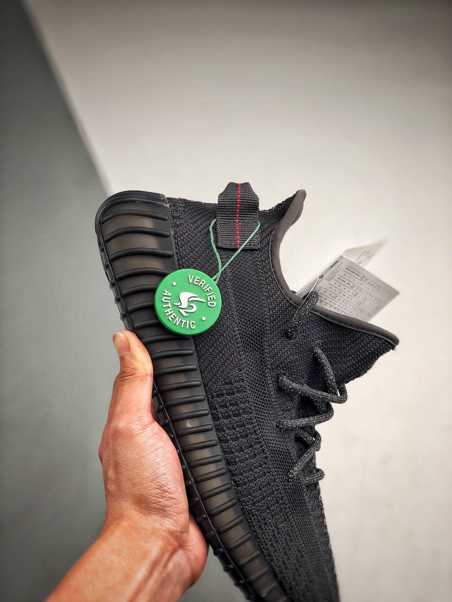 💰260 纯原巴斯夫真爆💰180公司级真爆💰150真标版本，adidas  yeezy 350v2  椰子350 黑天使 "black" 满天星  侧透满天星 亚洲限定 欧洲限定 yeezy 350 700 500 v2 得物专属推荐
#aj完美鞋型aj312多次校准 aj1低趴姿态匹配
#全鞋材料均支持af1全方位对比发售z
#辰元aj11原厂织面 sacai编织密度同原鞋 
#百宏aj4原厂鞋带 乔1 百分百一致原版
#巴斯夫boost原底 空军脚感m2k回弹一号和af1公司货一模一样   
#大底rb、tu色卡调整sb dunk系列零色差 开拓者 一致发售原版 max270可随意比对
#原厂碳带打印内标、盒标 id串码排列组合无重复 亲测大几率无法鉴定、过验   
size：36 36.5 37 38 38.5 39 40 40.5 41 42 42.5 43 44 44.5 45 46 47

主营：阿迪达斯 耐克 匡威 万斯 麦昆 古驰 斯凯奇 nb 新百伦 斐乐 巴黎世家 
椰子350 椰子500 椰子700 m2k 贝壳头 1970s 三叶草 nb550 nb327 nb992
古驰做旧 古驰小脏鞋 古驰小蜜蜂 sb dunk 空军一号 老爹鞋 aj1 aj3 aj4 aj5 aj11 aj34 aj36 aj312 g.t cut 闪电倒勾 篮球鞋：利拉德7 利拉德6 利拉德5 欧文7代 欧文6 欧文5 欧文4 欧文3 欧文2 欧文1 詹姆斯18代 詹姆斯17 詹姆斯16 詹姆斯15 詹姆斯14 詹姆斯13 詹姆斯12 詹姆斯11 詹姆斯5 詹姆斯4 科比5代 科比1 科比4 科比7 科比8 科比9 科比10 科比12 字母哥2代 字母哥1代 字母哥3代 哈登5代 哈登4代 哈登3 哈登2 哈登1 库里8代 库里7 库里6 库里5 库里4 ……系列 欢
#原盒配件 原厂中底钢印、拉帮完美
Size:36 36.5 37.5 38 38.5 39 40 40.5 41 42 42.5 43 44 44.5 45
现货跑量工厂长期主打款真正的好货不靠吹嘘
质量我们替你把关，你还在犹豫什么，撸起袖子加油干。
全部男女鞋，真标真爆带半码
耐克 阿迪达斯 三叶草 椰子350 v2 sb dunk 古驰脏脏鞋 麦昆 匡威1970s 万斯 vans 范斯 新百伦 乔丹 air jordan 亚瑟士 斯凯奇 斐乐 彪马 锐步 mlb  fila 鬼冢虎 莆田鞋   板鞋 樱花粉  af1 高帮 纯白 复古  满天星 解构 鞋盾   小麦色  蓝粉  马卡龙 低帮 独角兽 鸳鸯 联名 童鞋  冰淇淋  骨白冰蓝  白蓝 黑色 小白鞋 电玩像素 黑白 涂鸦 镭射 雾霾 白色  diy  1970s 夜光  大童 泼墨 中帮 黑武士 洛克公园 魔术贴 情侣 经典 四钩 奶咖色 刮刮乐 白丝绸 白银 3m 反光 白绿夜光 白橙双钩 小雏菊  权志龙 白绿橙 off white 飞线  金钩 冰块 小银钩 笑脸 缝线  剪纸 纯黑 蓝丝绸  情人节限定  白金 蓝白 354 黑曜石   熊猫 像素  冰蓝 四小勾 水晶底 寿桃 洞洞鞋 彩虹像素  灰色 air force 1 黑色   拖鞋 aj4 aj35 aj11 篮球鞋 莆田 aj3 aj6 aj13 aj7 童鞋 儿童鞋  aj312   aj36 黑白奥利奥  传奇蓝  aj32  限量版 飞人拖鞋 康扣  熊猫 北卡蓝  low  白水泥  藤原浩  aj34郭艾伦 影子灰  蒂芙尼绿 aj10 倒钩  aj9 冰雪奇缘 黑曜石 aj31  aj270 球鞋  大魔王 冰激凌  樱木花道  热熔岩  迪奥联名  胭脂红 凉鞋 aj15  满天星 水泥灰 芝加哥 鸳鸯 aj28  情侣 aj28 樱花粉 电玩像素 北卡蓝 小迪奥 粉色 樱花粉 电玩像素  烟灰 变色龙 兵马俑 大巴黎 aj16  兔八哥  马卡龙  大学蓝 aj30 黑水泥  白蛇 叶绿素 火影 白水泥 情人节限定 粉蛇 黑红 球鞋gtcut   kobe球鞋 zoom kobe 500黑武士 2022r nike星空 gt球鞋 zoom跑鞋 纽巴伦990 nikecourt女鞋 zoom aj1 nb827 斐乐hike nike青花瓷 aj镭射 科6 next跑鞋 宇航员2.0 小白鞋 男鞋 运动鞋 斯凯奇 斐乐 板鞋 aj 彪马 新百伦 亚瑟士 new balance adidas 阿迪达斯 篮球鞋 空军一号 纯白  跑步鞋 vision street wear puma 女运动休闲鞋 nb  情侣鞋 球鞋 dunk 美津浓 欧文7  运动鞋女款跑步鞋 休闲男鞋  aj1 拖鞋 耐克鞋男新款 鞋子 童鞋 男款  飞马  zoom 超级飞马 跑鞋  老爹鞋 air max 儿童鞋子 男士 飞马38 m2k 日落 黑白熊猫  女款  飞马39  男款 阿甘鞋 飞马37  夏季  dunk sb 华夫鞋 凉鞋  开拓者 夏款 毛毛虫  气垫 air zoom 休闲鞋 高帮 帆布鞋 sacai 2022 vapormax 赤足  飞马36 af1 紫葡萄 树莓紫  winflo8 court女鞋 网鞋 zoom 破二  dc0774 拖鞋 superfly 子弹头 dunk黑白熊猫 blazer max270 欧文7 小童鞋  阿尔法 欧文8 登月 星空 莆田  黑武士 airmax97 贝壳头 三叶草 boost   forum 椰子鞋  yeezy  neo  暗夜精灵 金标 椰子 350 v2  ultraboost 清风 阿尔法 涉水鞋 ub21 ub22  forum84 ub nmd 爆米花 pro2 cut  supernova x9000 椰子500  小椰子 forum low 史密斯 椰子700  樱花系列女鞋 新百伦530 327   574   5740 满天星 992 550 990 303 nb2002ra 302 元祖灰 993 990v5 nb300 ms327 580 999 nb327新百伦 新百伦878 nb300 5740奶茶色 m5740nb5740 997 608 452 nbms327 992元祖灰 996 880 低帮  倒钩  aj1 low 北卡蓝 黑曜石  倒钩藤原浩鞋 芝加哥 禁穿 小迪奥aj1 aj1大学蓝 樱花粉 烟灰   闪电倒钩 mid  影子灰 白丝绸   黑红脚趾 黑红 马卡龙 小dior 蒂芙尼绿 黑脚趾 小摩卡 蜘蛛侠 兔八哥 莆田纯原 纯白 中帮 黑粉脚趾 鸳鸯 low摩卡棕 扣碎 倒钩低帮 小闪电 凯尔特人 芝加哥ow联名 灰白 红豆奶茶 叛逆 换底 扣碎篮板 摩卡棕 迪奥联名鞋 皇家蓝 低帮女鞋倒钩白棕 泡泡糖 黑粉脚趾 北卡蓝低帮 黑绿脚趾 影子灰 蒂芙尼绿 黑脚趾 浆果粉  扣碎篮板 鸳鸯 冰淇淋 白丝绸 激光蓝 offwhite联名 黑粉脚趾	 蓝 水洗丹宁 情人节 午夜蓝 凯尔特人 泡泡糖  男鞋 女鞋 夏季 儿童 拖鞋  小众鞋 篮球鞋 凉鞋 运动鞋 跑步鞋 童鞋  板鞋  日落