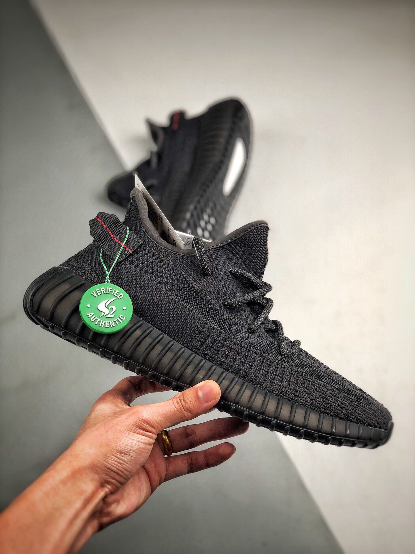 💰260 纯原巴斯夫真爆💰180公司级真爆💰150真标版本，adidas  yeezy 350v2  椰子350 黑天使 "black" 满天星  侧透满天星 亚洲限定 欧洲限定 yeezy 350 700 500 v2 得物专属推荐
#aj完美鞋型aj312多次校准 aj1低趴姿态匹配
#全鞋材料均支持af1全方位对比发售z
#辰元aj11原厂织面 sacai编织密度同原鞋 
#百宏aj4原厂鞋带 乔1 百分百一致原版
#巴斯夫boost原底 空军脚感m2k回弹一号和af1公司货一模一样   
#大底rb、tu色卡调整sb dunk系列零色差 开拓者 一致发售原版 max270可随意比对
#原厂碳带打印内标、盒标 id串码排列组合无重复 亲测大几率无法鉴定、过验   
size：36 36.5 37 38 38.5 39 40 40.5 41 42 42.5 43 44 44.5 45 46 47

主营：阿迪达斯 耐克 匡威 万斯 麦昆 古驰 斯凯奇 nb 新百伦 斐乐 巴黎世家 
椰子350 椰子500 椰子700 m2k 贝壳头 1970s 三叶草 nb550 nb327 nb992
古驰做旧 古驰小脏鞋 古驰小蜜蜂 sb dunk 空军一号 老爹鞋 aj1 aj3 aj4 aj5 aj11 aj34 aj36 aj312 g.t cut 闪电倒勾 篮球鞋：利拉德7 利拉德6 利拉德5 欧文7代 欧文6 欧文5 欧文4 欧文3 欧文2 欧文1 詹姆斯18代 詹姆斯17 詹姆斯16 詹姆斯15 詹姆斯14 詹姆斯13 詹姆斯12 詹姆斯11 詹姆斯5 詹姆斯4 科比5代 科比1 科比4 科比7 科比8 科比9 科比10 科比12 字母哥2代 字母哥1代 字母哥3代 哈登5代 哈登4代 哈登3 哈登2 哈登1 库里8代 库里7 库里6 库里5 库里4 ……系列 欢
#原盒配件 原厂中底钢印、拉帮完美
Size:36 36.5 37.5 38 38.5 39 40 40.5 41 42 42.5 43 44 44.5 45
现货跑量工厂长期主打款真正的好货不靠吹嘘
质量我们替你把关，你还在犹豫什么，撸起袖子加油干。
全部男女鞋，真标真爆带半码
耐克 阿迪达斯 三叶草 椰子350 v2 sb dunk 古驰脏脏鞋 麦昆 匡威1970s 万斯 vans 范斯 新百伦 乔丹 air jordan 亚瑟士 斯凯奇 斐乐 彪马 锐步 mlb  fila 鬼冢虎 莆田鞋   板鞋 樱花粉  af1 高帮 纯白 复古  满天星 解构 鞋盾   小麦色  蓝粉  马卡龙 低帮 独角兽 鸳鸯 联名 童鞋  冰淇淋  骨白冰蓝  白蓝 黑色 小白鞋 电玩像素 黑白 涂鸦 镭射 雾霾 白色  diy  1970s 夜光  大童 泼墨 中帮 黑武士 洛克公园 魔术贴 情侣 经典 四钩 奶咖色 刮刮乐 白丝绸 白银 3m 反光 白绿夜光 白橙双钩 小雏菊  权志龙 白绿橙 off white 飞线  金钩 冰块 小银钩 笑脸 缝线  剪纸 纯黑 蓝丝绸  情人节限定  白金 蓝白 354 黑曜石   熊猫 像素  冰蓝 四小勾 水晶底 寿桃 洞洞鞋 彩虹像素  灰色 air force 1 黑色   拖鞋 aj4 aj35 aj11 篮球鞋 莆田 aj3 aj6 aj13 aj7 童鞋 儿童鞋  aj312   aj36 黑白奥利奥  传奇蓝  aj32  限量版 飞人拖鞋 康扣  熊猫 北卡蓝  low  白水泥  藤原浩  aj34郭艾伦 影子灰  蒂芙尼绿 aj10 倒钩  aj9 冰雪奇缘 黑曜石 aj31  aj270 球鞋  大魔王 冰激凌  樱木花道  热熔岩  迪奥联名  胭脂红 凉鞋 aj15  满天星 水泥灰 芝加哥 鸳鸯 aj28  情侣 aj28 樱花粉 电玩像素 北卡蓝 小迪奥 粉色 樱花粉 电玩像素  烟灰 变色龙 兵马俑 大巴黎 aj16  兔八哥  马卡龙  大学蓝 aj30 黑水泥  白蛇 叶绿素 火影 白水泥 情人节限定 粉蛇 黑红 球鞋gtcut   kobe球鞋 zoom kobe 500黑武士 2022r nike星空 gt球鞋 zoom跑鞋 纽巴伦990 nikecourt女鞋 zoom aj1 nb827 斐乐hike nike青花瓷 aj镭射 科6 next跑鞋 宇航员2.0 小白鞋 男鞋 运动鞋 斯凯奇 斐乐 板鞋 aj 彪马 新百伦 亚瑟士 new balance adidas 阿迪达斯 篮球鞋 空军一号 纯白  跑步鞋 vision street wear puma 女运动休闲鞋 nb  情侣鞋 球鞋 dunk 美津浓 欧文7  运动鞋女款跑步鞋 休闲男鞋  aj1 拖鞋 耐克鞋男新款 鞋子 童鞋 男款  飞马  zoom 超级飞马 跑鞋  老爹鞋 air max 儿童鞋子 男士 飞马38 m2k 日落 黑白熊猫  女款  飞马39  男款 阿甘鞋 飞马37  夏季  dunk sb 华夫鞋 凉鞋  开拓者 夏款 毛毛虫  气垫 air zoom 休闲鞋 高帮 帆布鞋 sacai 2022 vapormax 赤足  飞马36 af1 紫葡萄 树莓紫  winflo8 court女鞋 网鞋 zoom 破二  dc0774 拖鞋 superfly 子弹头 dunk黑白熊猫 blazer max270 欧文7 小童鞋  阿尔法 欧文8 登月 星空 莆田  黑武士 airmax97 贝壳头 三叶草 boost   forum 椰子鞋  yeezy  neo  暗夜精灵 金标 椰子 350 v2  ultraboost 清风 阿尔法 涉水鞋 ub21 ub22  forum84 ub nmd 爆米花 pro2 cut  supernova x9000 椰子500  小椰子 forum low 史密斯 椰子700  樱花系列女鞋 新百伦530 327   574   5740 满天星 992 550 990 303 nb2002ra 302 元祖灰 993 990v5 nb300 ms327 580 999 nb327新百伦 新百伦878 nb300 5740奶茶色 m5740nb5740 997 608 452 nbms327 992元祖灰 996 880 低帮  倒钩  aj1 low 北卡蓝 黑曜石  倒钩藤原浩鞋 芝加哥 禁穿 小迪奥aj1 aj1大学蓝 樱花粉 烟灰   闪电倒钩 mid  影子灰 白丝绸   黑红脚趾 黑红 马卡龙 小dior 蒂芙尼绿 黑脚趾 小摩卡 蜘蛛侠 兔八哥 莆田纯原 纯白 中帮 黑粉脚趾 鸳鸯 low摩卡棕 扣碎 倒钩低帮 小闪电 凯尔特人 芝加哥ow联名 灰白 红豆奶茶 叛逆 换底 扣碎篮板 摩卡棕 迪奥联名鞋 皇家蓝 低帮女鞋倒钩白棕 泡泡糖 黑粉脚趾 北卡蓝低帮 黑绿脚趾 影子灰 蒂芙尼绿 黑脚趾 浆果粉  扣碎篮板 鸳鸯 冰淇淋 白丝绸 激光蓝 offwhite联名 黑粉脚趾	 蓝 水洗丹宁 情人节 午夜蓝 凯尔特人 泡泡糖  男鞋 女鞋 夏季 儿童 拖鞋  小众鞋 篮球鞋 凉鞋 运动鞋 跑步鞋 童鞋  板鞋  日落