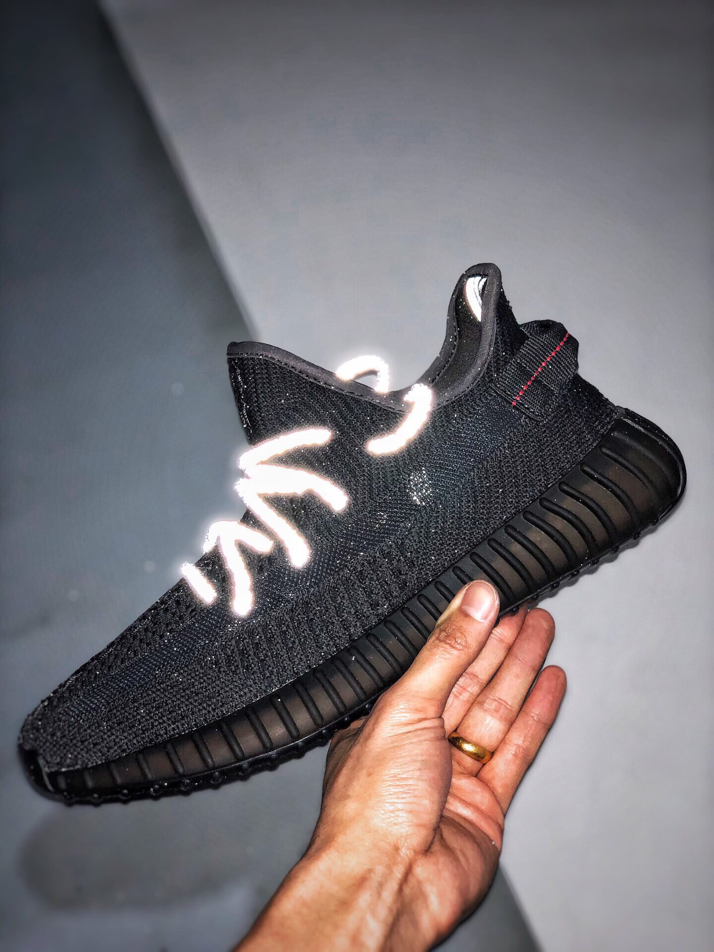 💰260 纯原巴斯夫真爆💰180公司级真爆💰150真标版本，adidas  yeezy 350v2  椰子350 黑天使 "black" 满天星  侧透满天星 亚洲限定 欧洲限定 yeezy 350 700 500 v2 得物专属推荐
#aj完美鞋型aj312多次校准 aj1低趴姿态匹配
#全鞋材料均支持af1全方位对比发售z
#辰元aj11原厂织面 sacai编织密度同原鞋 
#百宏aj4原厂鞋带 乔1 百分百一致原版
#巴斯夫boost原底 空军脚感m2k回弹一号和af1公司货一模一样   
#大底rb、tu色卡调整sb dunk系列零色差 开拓者 一致发售原版 max270可随意比对
#原厂碳带打印内标、盒标 id串码排列组合无重复 亲测大几率无法鉴定、过验   
size：36 36.5 37 38 38.5 39 40 40.5 41 42 42.5 43 44 44.5 45 46 47

主营：阿迪达斯 耐克 匡威 万斯 麦昆 古驰 斯凯奇 nb 新百伦 斐乐 巴黎世家 
椰子350 椰子500 椰子700 m2k 贝壳头 1970s 三叶草 nb550 nb327 nb992
古驰做旧 古驰小脏鞋 古驰小蜜蜂 sb dunk 空军一号 老爹鞋 aj1 aj3 aj4 aj5 aj11 aj34 aj36 aj312 g.t cut 闪电倒勾 篮球鞋：利拉德7 利拉德6 利拉德5 欧文7代 欧文6 欧文5 欧文4 欧文3 欧文2 欧文1 詹姆斯18代 詹姆斯17 詹姆斯16 詹姆斯15 詹姆斯14 詹姆斯13 詹姆斯12 詹姆斯11 詹姆斯5 詹姆斯4 科比5代 科比1 科比4 科比7 科比8 科比9 科比10 科比12 字母哥2代 字母哥1代 字母哥3代 哈登5代 哈登4代 哈登3 哈登2 哈登1 库里8代 库里7 库里6 库里5 库里4 ……系列 欢
#原盒配件 原厂中底钢印、拉帮完美
Size:36 36.5 37.5 38 38.5 39 40 40.5 41 42 42.5 43 44 44.5 45
现货跑量工厂长期主打款真正的好货不靠吹嘘
质量我们替你把关，你还在犹豫什么，撸起袖子加油干。
全部男女鞋，真标真爆带半码
耐克 阿迪达斯 三叶草 椰子350 v2 sb dunk 古驰脏脏鞋 麦昆 匡威1970s 万斯 vans 范斯 新百伦 乔丹 air jordan 亚瑟士 斯凯奇 斐乐 彪马 锐步 mlb  fila 鬼冢虎 莆田鞋   板鞋 樱花粉  af1 高帮 纯白 复古  满天星 解构 鞋盾   小麦色  蓝粉  马卡龙 低帮 独角兽 鸳鸯 联名 童鞋  冰淇淋  骨白冰蓝  白蓝 黑色 小白鞋 电玩像素 黑白 涂鸦 镭射 雾霾 白色  diy  1970s 夜光  大童 泼墨 中帮 黑武士 洛克公园 魔术贴 情侣 经典 四钩 奶咖色 刮刮乐 白丝绸 白银 3m 反光 白绿夜光 白橙双钩 小雏菊  权志龙 白绿橙 off white 飞线  金钩 冰块 小银钩 笑脸 缝线  剪纸 纯黑 蓝丝绸  情人节限定  白金 蓝白 354 黑曜石   熊猫 像素  冰蓝 四小勾 水晶底 寿桃 洞洞鞋 彩虹像素  灰色 air force 1 黑色   拖鞋 aj4 aj35 aj11 篮球鞋 莆田 aj3 aj6 aj13 aj7 童鞋 儿童鞋  aj312   aj36 黑白奥利奥  传奇蓝  aj32  限量版 飞人拖鞋 康扣  熊猫 北卡蓝  low  白水泥  藤原浩  aj34郭艾伦 影子灰  蒂芙尼绿 aj10 倒钩  aj9 冰雪奇缘 黑曜石 aj31  aj270 球鞋  大魔王 冰激凌  樱木花道  热熔岩  迪奥联名  胭脂红 凉鞋 aj15  满天星 水泥灰 芝加哥 鸳鸯 aj28  情侣 aj28 樱花粉 电玩像素 北卡蓝 小迪奥 粉色 樱花粉 电玩像素  烟灰 变色龙 兵马俑 大巴黎 aj16  兔八哥  马卡龙  大学蓝 aj30 黑水泥  白蛇 叶绿素 火影 白水泥 情人节限定 粉蛇 黑红 球鞋gtcut   kobe球鞋 zoom kobe 500黑武士 2022r nike星空 gt球鞋 zoom跑鞋 纽巴伦990 nikecourt女鞋 zoom aj1 nb827 斐乐hike nike青花瓷 aj镭射 科6 next跑鞋 宇航员2.0 小白鞋 男鞋 运动鞋 斯凯奇 斐乐 板鞋 aj 彪马 新百伦 亚瑟士 new balance adidas 阿迪达斯 篮球鞋 空军一号 纯白  跑步鞋 vision street wear puma 女运动休闲鞋 nb  情侣鞋 球鞋 dunk 美津浓 欧文7  运动鞋女款跑步鞋 休闲男鞋  aj1 拖鞋 耐克鞋男新款 鞋子 童鞋 男款  飞马  zoom 超级飞马 跑鞋  老爹鞋 air max 儿童鞋子 男士 飞马38 m2k 日落 黑白熊猫  女款  飞马39  男款 阿甘鞋 飞马37  夏季  dunk sb 华夫鞋 凉鞋  开拓者 夏款 毛毛虫  气垫 air zoom 休闲鞋 高帮 帆布鞋 sacai 2022 vapormax 赤足  飞马36 af1 紫葡萄 树莓紫  winflo8 court女鞋 网鞋 zoom 破二  dc0774 拖鞋 superfly 子弹头 dunk黑白熊猫 blazer max270 欧文7 小童鞋  阿尔法 欧文8 登月 星空 莆田  黑武士 airmax97 贝壳头 三叶草 boost   forum 椰子鞋  yeezy  neo  暗夜精灵 金标 椰子 350 v2  ultraboost 清风 阿尔法 涉水鞋 ub21 ub22  forum84 ub nmd 爆米花 pro2 cut  supernova x9000 椰子500  小椰子 forum low 史密斯 椰子700  樱花系列女鞋 新百伦530 327   574   5740 满天星 992 550 990 303 nb2002ra 302 元祖灰 993 990v5 nb300 ms327 580 999 nb327新百伦 新百伦878 nb300 5740奶茶色 m5740nb5740 997 608 452 nbms327 992元祖灰 996 880 低帮  倒钩  aj1 low 北卡蓝 黑曜石  倒钩藤原浩鞋 芝加哥 禁穿 小迪奥aj1 aj1大学蓝 樱花粉 烟灰   闪电倒钩 mid  影子灰 白丝绸   黑红脚趾 黑红 马卡龙 小dior 蒂芙尼绿 黑脚趾 小摩卡 蜘蛛侠 兔八哥 莆田纯原 纯白 中帮 黑粉脚趾 鸳鸯 low摩卡棕 扣碎 倒钩低帮 小闪电 凯尔特人 芝加哥ow联名 灰白 红豆奶茶 叛逆 换底 扣碎篮板 摩卡棕 迪奥联名鞋 皇家蓝 低帮女鞋倒钩白棕 泡泡糖 黑粉脚趾 北卡蓝低帮 黑绿脚趾 影子灰 蒂芙尼绿 黑脚趾 浆果粉  扣碎篮板 鸳鸯 冰淇淋 白丝绸 激光蓝 offwhite联名 黑粉脚趾	 蓝 水洗丹宁 情人节 午夜蓝 凯尔特人 泡泡糖  男鞋 女鞋 夏季 儿童 拖鞋  小众鞋 篮球鞋 凉鞋 运动鞋 跑步鞋 童鞋  板鞋  日落