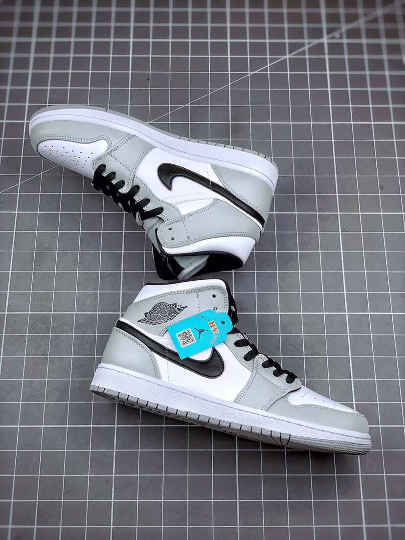 💰150真标💰220公司级💰300纯原版 air jordan 1 mid 烟灰 同步官方配色 打造af1全网空军最扎一号版本 无原鞋m2k不开发老爹鞋 无限还原
原厂匡威内置1970s气垫魔块 a模大底 sb dunk腰果花头层小牛皮 鞋舌原厂黑橙扣碎专用牛津布+黑白熊猫专用反口珍珠布黑红脚趾+原厂无杂质高弹黑曜石内里海棉+特殊封边弹力鞋带 请认准自己的版本 
货号：554724-092
size：36 36.5 37.5 38 38.5 39 40 40.5 41 42 42.5 43 44.5 45 46

主营：阿迪达斯 耐克 匡威 万斯 麦昆 古驰 斯凯奇 nb 新百伦 斐乐 巴黎世家 
椰子350 椰子500 椰子700 m2k 贝壳头 1970s 三叶草 nb550 nb327 nb992
古驰做旧 古驰小脏鞋 古驰小蜜蜂 sb dunk 空军一号 老爹鞋 aj1 aj3 aj4 aj5 aj11 aj34 aj36 aj312 g.t cut 闪电倒勾 篮球鞋：利拉德7 利拉德6 利拉德5 欧文7代 欧文6 欧文5 欧文4 欧文3 欧文2 欧文1 詹姆斯18代 詹姆斯17 詹姆斯16 詹姆斯15 詹姆斯14 詹姆斯13 詹姆斯12 詹姆斯11 詹姆斯5 詹姆斯4 科比5代 科比1 科比4 科比7 科比8 科比9 科比10 科比12 字母哥2代 字母哥1代 字母哥3代 哈登5代 哈登4代 哈登3 哈登2 哈登1 库里8代 库里7 库里6 库里5 库里4 ……系列 欢
#原盒配件 原厂中底钢印、拉帮完美
Size:36 36.5 37.5 38 38.5 39 40 40.5 41 42 42.5 43 44 44.5 45
现货跑量工厂长期主打款真正的好货不靠吹嘘
质量我们替你把关，你还在犹豫什么，撸起袖子加油干。
全部男女鞋，真标真爆带半码
耐克 阿迪达斯 三叶草 椰子350 v2 sb dunk 古驰脏脏鞋 麦昆 匡威1970s 万斯 vans 范斯 新百伦 乔丹 air jordan 亚瑟士 斯凯奇 斐乐 彪马 锐步 mlb  fila 鬼冢虎 莆田鞋   板鞋 樱花粉  af1 高帮 纯白 复古  满天星 解构 鞋盾   小麦色  蓝粉  马卡龙 低帮 独角兽 鸳鸯 联名 童鞋  冰淇淋  骨白冰蓝  白蓝 黑色 小白鞋 电玩像素 黑白 涂鸦 镭射 雾霾 白色  diy  1970s 夜光  大童 泼墨 中帮 黑武士 洛克公园 魔术贴 情侣 经典 四钩 奶咖色 刮刮乐 白丝绸 白银 3m 反光 白绿夜光 白橙双钩 小雏菊  权志龙 白绿橙 off white 飞线  金钩 冰块 小银钩 笑脸 缝线  剪纸 纯黑 蓝丝绸  情人节限定  白金 蓝白 354 黑曜石   熊猫 像素  冰蓝 四小勾 水晶底 寿桃 洞洞鞋 彩虹像素  灰色 air force 1 黑色   拖鞋 aj4 aj35 aj11 篮球鞋 莆田 aj3 aj6 aj13 aj7 童鞋 儿童鞋  aj312   aj36 黑白奥利奥  传奇蓝  aj32  限量版 飞人拖鞋 康扣  熊猫 北卡蓝  low  白水泥  藤原浩  aj34郭艾伦 影子灰  蒂芙尼绿 aj10 倒钩  aj9 冰雪奇缘 黑曜石 aj31  aj270 球鞋  大魔王 冰激凌  樱木花道  热熔岩  迪奥联名  胭脂红 凉鞋 aj15  满天星 水泥灰 芝加哥 鸳鸯 aj28  情侣 aj28 樱花粉 电玩像素 北卡蓝 小迪奥 粉色 樱花粉 电玩像素  烟灰 变色龙 兵马俑 大巴黎 aj16  兔八哥  马卡龙  大学蓝 aj30 黑水泥  白蛇 叶绿素 火影 白水泥 情人节限定 粉蛇 黑红 球鞋gtcut   kobe球鞋 zoom kobe 500黑武士 2022r nike星空 gt球鞋 zoom跑鞋 纽巴伦990 nikecourt女鞋 zoom aj1 nb827 斐乐hike nike青花瓷 aj镭射 科6 next跑鞋 宇航员2.0 小白鞋 男鞋 运动鞋 斯凯奇 斐乐 板鞋 aj 彪马 新百伦 亚瑟士 new balance adidas 阿迪达斯 篮球鞋 空军一号 纯白  跑步鞋 vision street wear puma 女运动休闲鞋 nb  情侣鞋 球鞋 dunk 美津浓 欧文7  运动鞋女款跑步鞋 休闲男鞋  aj1 拖鞋 耐克鞋男新款 鞋子 童鞋 男款  飞马  zoom 超级飞马 跑鞋  老爹鞋 air max 儿童鞋子 男士 飞马38 m2k 日落 黑白熊猫  女款  飞马39  男款 阿甘鞋 飞马37  夏季  dunk sb 华夫鞋 凉鞋  开拓者 夏款 毛毛虫  气垫 air zoom 休闲鞋 高帮 帆布鞋 sacai 2022 vapormax 赤足  飞马36 af1 紫葡萄 树莓紫  winflo8 court女鞋 网鞋 zoom 破二  dc0774 拖鞋 superfly 子弹头 dunk黑白熊猫 blazer max270 欧文7 小童鞋  阿尔法 欧文8 登月 星空 莆田  黑武士 airmax97 贝壳头 三叶草 boost   forum 椰子鞋  yeezy  neo  暗夜精灵 金标 椰子 350 v2  ultraboost 清风 阿尔法 涉水鞋 ub21 ub22  forum84 ub nmd 爆米花 pro2 cut  supernova x9000 椰子500  小椰子 forum low 史密斯 椰子700  樱花系列女鞋 新百伦530 327   574   5740 满天星 992 550 990 303 nb2002ra 302 元祖灰 993 990v5 nb300 ms327 580 999 nb327新百伦 新百伦878 nb300 5740奶茶色 m5740nb5740 997 608 452 nbms327 992元祖灰 996 880 低帮  倒钩  aj1 low 北卡蓝 黑曜石  倒钩藤原浩鞋 芝加哥 禁穿 小迪奥aj1 aj1大学蓝 樱花粉 烟灰   闪电倒钩 mid  影子灰 白丝绸   黑红脚趾 黑红 马卡龙 小dior 蒂芙尼绿 黑脚趾 小摩卡 蜘蛛侠 兔八哥 莆田纯原 纯白 中帮 黑粉脚趾 鸳鸯 low摩卡棕 扣碎 倒钩低帮 小闪电 凯尔特人 芝加哥ow联名 灰白 红豆奶茶 叛逆 换底 扣碎篮板 摩卡棕 迪奥联名鞋 皇家蓝 低帮女鞋倒钩白棕 泡泡糖 黑粉脚趾 北卡蓝低帮 黑绿脚趾 影子灰 蒂芙尼绿 黑脚趾 浆果粉  扣碎篮板 鸳鸯 冰淇淋 白丝绸 激光蓝 offwhite联名 黑粉脚趾	 蓝 水洗丹宁 情人节 午夜蓝 凯尔特人 泡泡糖  男鞋 女鞋 夏季 儿童 拖鞋  小众鞋 篮球鞋 凉鞋 运动鞋 跑步鞋 童鞋  板鞋  日落  足球鞋 小白鞋 跑鞋 老爹鞋 zoom 超级飞马 36 37 38   sb   dunk  鞋子 新款 m2k air max   薄款 赤足5.0  星空 登月 回到未来 vapormax 超轻 网鞋  气垫鞋 阿甘鞋 休闲鞋 47 blazer 高帮 樱花粉 free vaporfl