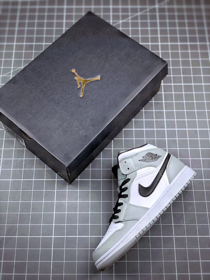 💰150真标💰220公司级💰300纯原版 air jordan 1 mid 烟灰 同步官方配色 打造af1全网空军最扎一号版本 无原鞋m2k不开发老爹鞋 无限还原
原厂匡威内置1970s气垫魔块 a模大底 sb dunk腰果花头层小牛皮 鞋舌原厂黑橙扣碎专用牛津布+黑白熊猫专用反口珍珠布黑红脚趾+原厂无杂质高弹黑曜石内里海棉+特殊封边弹力鞋带 请认准自己的版本 
货号：554724-092
size：36 36.5 37.5 38 38.5 39 40 40.5 41 42 42.5 43 44.5 45 46

主营：阿迪达斯 耐克 匡威 万斯 麦昆 古驰 斯凯奇 nb 新百伦 斐乐 巴黎世家 
椰子350 椰子500 椰子700 m2k 贝壳头 1970s 三叶草 nb550 nb327 nb992
古驰做旧 古驰小脏鞋 古驰小蜜蜂 sb dunk 空军一号 老爹鞋 aj1 aj3 aj4 aj5 aj11 aj34 aj36 aj312 g.t cut 闪电倒勾 篮球鞋：利拉德7 利拉德6 利拉德5 欧文7代 欧文6 欧文5 欧文4 欧文3 欧文2 欧文1 詹姆斯18代 詹姆斯17 詹姆斯16 詹姆斯15 詹姆斯14 詹姆斯13 詹姆斯12 詹姆斯11 詹姆斯5 詹姆斯4 科比5代 科比1 科比4 科比7 科比8 科比9 科比10 科比12 字母哥2代 字母哥1代 字母哥3代 哈登5代 哈登4代 哈登3 哈登2 哈登1 库里8代 库里7 库里6 库里5 库里4 ……系列 欢
#原盒配件 原厂中底钢印、拉帮完美
Size:36 36.5 37.5 38 38.5 39 40 40.5 41 42 42.5 43 44 44.5 45
现货跑量工厂长期主打款真正的好货不靠吹嘘
质量我们替你把关，你还在犹豫什么，撸起袖子加油干。
全部男女鞋，真标真爆带半码
耐克 阿迪达斯 三叶草 椰子350 v2 sb dunk 古驰脏脏鞋 麦昆 匡威1970s 万斯 vans 范斯 新百伦 乔丹 air jordan 亚瑟士 斯凯奇 斐乐 彪马 锐步 mlb  fila 鬼冢虎 莆田鞋   板鞋 樱花粉  af1 高帮 纯白 复古  满天星 解构 鞋盾   小麦色  蓝粉  马卡龙 低帮 独角兽 鸳鸯 联名 童鞋  冰淇淋  骨白冰蓝  白蓝 黑色 小白鞋 电玩像素 黑白 涂鸦 镭射 雾霾 白色  diy  1970s 夜光  大童 泼墨 中帮 黑武士 洛克公园 魔术贴 情侣 经典 四钩 奶咖色 刮刮乐 白丝绸 白银 3m 反光 白绿夜光 白橙双钩 小雏菊  权志龙 白绿橙 off white 飞线  金钩 冰块 小银钩 笑脸 缝线  剪纸 纯黑 蓝丝绸  情人节限定  白金 蓝白 354 黑曜石   熊猫 像素  冰蓝 四小勾 水晶底 寿桃 洞洞鞋 彩虹像素  灰色 air force 1 黑色   拖鞋 aj4 aj35 aj11 篮球鞋 莆田 aj3 aj6 aj13 aj7 童鞋 儿童鞋  aj312   aj36 黑白奥利奥  传奇蓝  aj32  限量版 飞人拖鞋 康扣  熊猫 北卡蓝  low  白水泥  藤原浩  aj34郭艾伦 影子灰  蒂芙尼绿 aj10 倒钩  aj9 冰雪奇缘 黑曜石 aj31  aj270 球鞋  大魔王 冰激凌  樱木花道  热熔岩  迪奥联名  胭脂红 凉鞋 aj15  满天星 水泥灰 芝加哥 鸳鸯 aj28  情侣 aj28 樱花粉 电玩像素 北卡蓝 小迪奥 粉色 樱花粉 电玩像素  烟灰 变色龙 兵马俑 大巴黎 aj16  兔八哥  马卡龙  大学蓝 aj30 黑水泥  白蛇 叶绿素 火影 白水泥 情人节限定 粉蛇 黑红 球鞋gtcut   kobe球鞋 zoom kobe 500黑武士 2022r nike星空 gt球鞋 zoom跑鞋 纽巴伦990 nikecourt女鞋 zoom aj1 nb827 斐乐hike nike青花瓷 aj镭射 科6 next跑鞋 宇航员2.0 小白鞋 男鞋 运动鞋 斯凯奇 斐乐 板鞋 aj 彪马 新百伦 亚瑟士 new balance adidas 阿迪达斯 篮球鞋 空军一号 纯白  跑步鞋 vision street wear puma 女运动休闲鞋 nb  情侣鞋 球鞋 dunk 美津浓 欧文7  运动鞋女款跑步鞋 休闲男鞋  aj1 拖鞋 耐克鞋男新款 鞋子 童鞋 男款  飞马  zoom 超级飞马 跑鞋  老爹鞋 air max 儿童鞋子 男士 飞马38 m2k 日落 黑白熊猫  女款  飞马39  男款 阿甘鞋 飞马37  夏季  dunk sb 华夫鞋 凉鞋  开拓者 夏款 毛毛虫  气垫 air zoom 休闲鞋 高帮 帆布鞋 sacai 2022 vapormax 赤足  飞马36 af1 紫葡萄 树莓紫  winflo8 court女鞋 网鞋 zoom 破二  dc0774 拖鞋 superfly 子弹头 dunk黑白熊猫 blazer max270 欧文7 小童鞋  阿尔法 欧文8 登月 星空 莆田  黑武士 airmax97 贝壳头 三叶草 boost   forum 椰子鞋  yeezy  neo  暗夜精灵 金标 椰子 350 v2  ultraboost 清风 阿尔法 涉水鞋 ub21 ub22  forum84 ub nmd 爆米花 pro2 cut  supernova x9000 椰子500  小椰子 forum low 史密斯 椰子700  樱花系列女鞋 新百伦530 327   574   5740 满天星 992 550 990 303 nb2002ra 302 元祖灰 993 990v5 nb300 ms327 580 999 nb327新百伦 新百伦878 nb300 5740奶茶色 m5740nb5740 997 608 452 nbms327 992元祖灰 996 880 低帮  倒钩  aj1 low 北卡蓝 黑曜石  倒钩藤原浩鞋 芝加哥 禁穿 小迪奥aj1 aj1大学蓝 樱花粉 烟灰   闪电倒钩 mid  影子灰 白丝绸   黑红脚趾 黑红 马卡龙 小dior 蒂芙尼绿 黑脚趾 小摩卡 蜘蛛侠 兔八哥 莆田纯原 纯白 中帮 黑粉脚趾 鸳鸯 low摩卡棕 扣碎 倒钩低帮 小闪电 凯尔特人 芝加哥ow联名 灰白 红豆奶茶 叛逆 换底 扣碎篮板 摩卡棕 迪奥联名鞋 皇家蓝 低帮女鞋倒钩白棕 泡泡糖 黑粉脚趾 北卡蓝低帮 黑绿脚趾 影子灰 蒂芙尼绿 黑脚趾 浆果粉  扣碎篮板 鸳鸯 冰淇淋 白丝绸 激光蓝 offwhite联名 黑粉脚趾	 蓝 水洗丹宁 情人节 午夜蓝 凯尔特人 泡泡糖  男鞋 女鞋 夏季 儿童 拖鞋  小众鞋 篮球鞋 凉鞋 运动鞋 跑步鞋 童鞋  板鞋  日落  足球鞋 小白鞋 跑鞋 老爹鞋 zoom 超级飞马 36 37 38   sb   dunk  鞋子 新款 m2k air max   薄款 赤足5.0  星空 登月 回到未来 vapormax 超轻 网鞋  气垫鞋 阿甘鞋 休闲鞋 47 blazer 高帮 樱花粉 free vaporfl