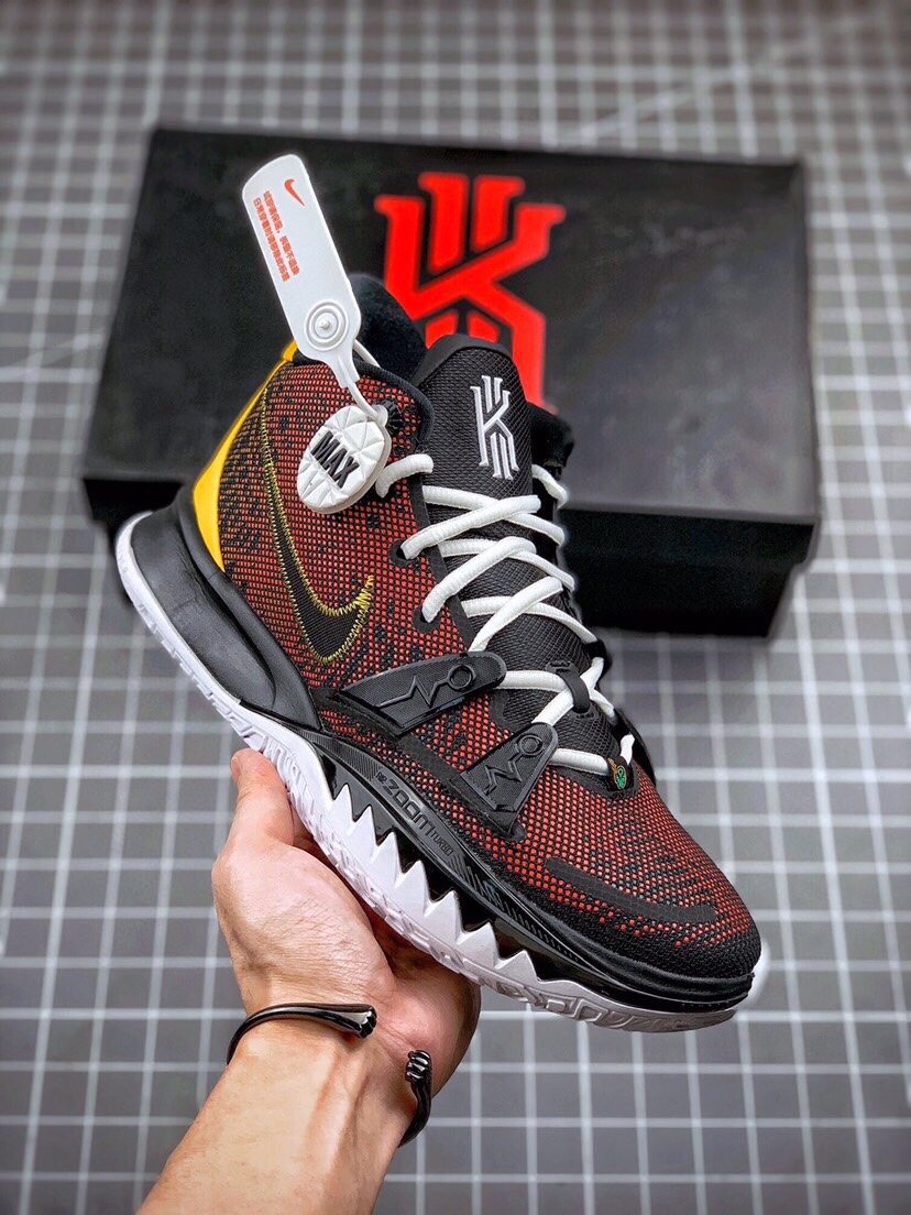 💰220公司级💰280纯原版 nk kyrie 7 ep "cny"欧文7篮球鞋中国年 黑紫金实战天花板 独家贝壳头m2k椰子350满天星500开拓者700阿甘sacain重磅呈现 sb dunk黑白熊猫影子灰市场唯一aj1正确版 独家附送中国红空军鞋带手表眼镜帽子配件 满逼格公司级包装 实战王者级货品 ●唯一正确欧文6立体盒标●原楦调教 完美鞋型●内置原厂8mm zoomturbo气垫●7层后跟组件 欧文5打造顶级包裹性能●3层鞋面架构 独家正确还原 ●独家专属售后材真料实打造年度实战旗舰 欧文7代 最高规格呈现👊🏻货号：cq9327-006尺码：39 40 40.5 41 42 42.5 43 44 44.5 45 46