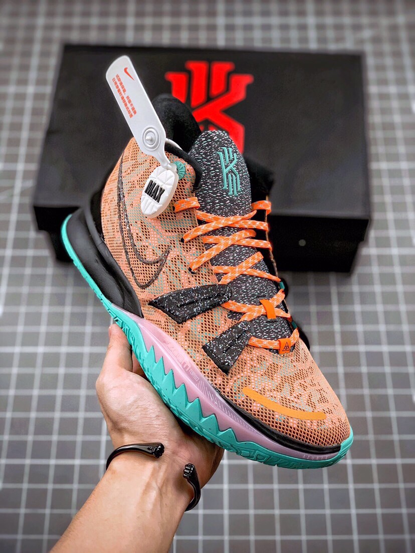 💰220公司级💰280纯原版 nk kyrie 7 ep "cny"欧文7篮球鞋中国年 黑紫金实战天花板 独家贝壳头m2k椰子350满天星500开拓者700阿甘sacain重磅呈现 sb dunk黑白熊猫影子灰市场唯一aj1正确版 独家附送中国红空军鞋带手表眼镜帽子配件 满逼格公司级包装 实战王者级货品 ●唯一正确欧文6立体盒标●原楦调教 完美鞋型●内置原厂8mm zoomturbo气垫●7层后跟组件 欧文5打造顶级包裹性能●3层鞋面架构 独家正确还原 ●独家专属售后材真料实打造年度实战旗舰 欧文7代 最高规格呈现👊🏻货号：cq9327-006尺码：39 40 40.5 41 42 42.5 43 44 44.5 45 46