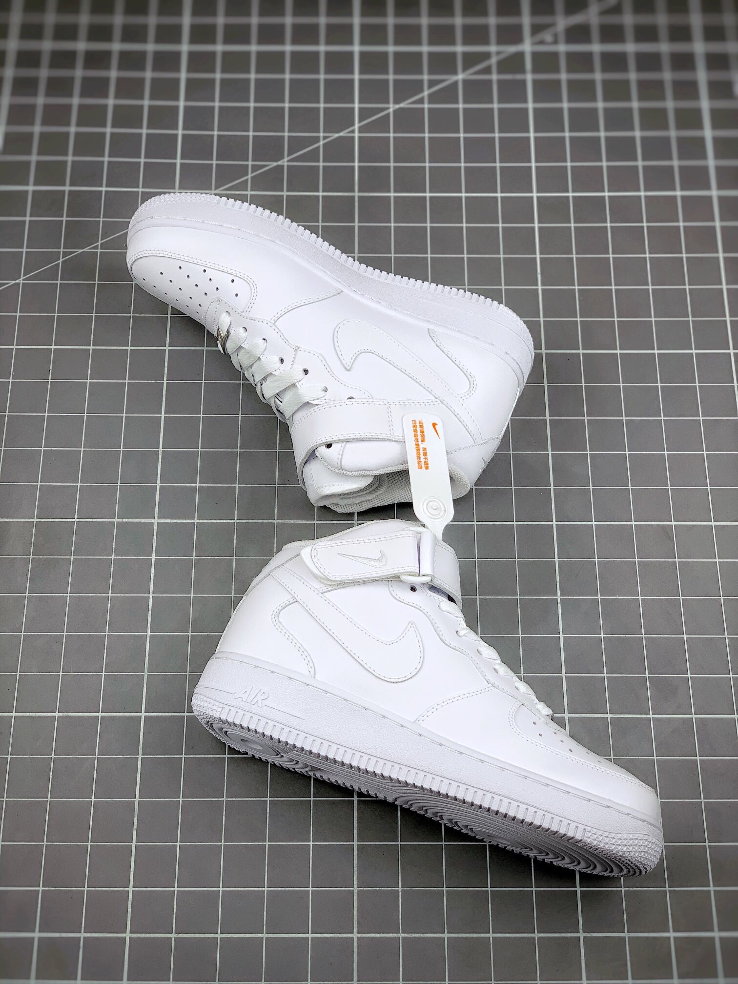 💰180💰220純原
air force 1 mid 空军中邦纯白
平台专供版本 同价格区间内无敌手👋🏻
# rfid环扣➕说明卡 同步官方
# 二维码新标，鞋标、盒标 扫描秒进官网
#原楦头原纸板  打造纯正空军版型
#专注外贸渠道  全掌内置蜂窝气垫 
#原盒配件 原厂中底钢印、拉帮完美 
size:  36 36.5 37.5 38 38.5 39 40 40.5 41 42 42.5 43 44 44.5 45


air force 1 07 空军一号 af1 全白低帮休闲运动板鞋 小麦色女鞋货号：315115-112 男鞋货号：315122-111 椰子350 700 500纯原头层皮全码补出 市售m2k唯一纯原版本 乔1市面唯一独家阿甘原厂渠道 原厂皮料 原厂开拓者雪梨竖条纹鬼冢虎防尘纸老爹鞋 黑曜石原厂鞋带贝壳头鞋带扣 sb dunk影子灰台实体店专供版本 max270气垫原厂纸板冲刀切割皮料 （鞋孔和皮料切口无任何杂质 切口包边为白色 非市面灰色）注意细节实拍区别市面所谓纯原尺码：36 36.5 37.5 38 38.5 39 40 40.5 41 42 42.5 43 44 44.5 45