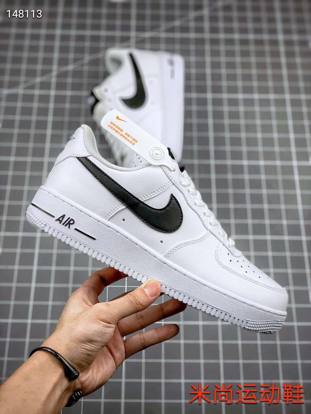 💰180公司级💰240纯原版本
 耐克空军一号 air force 1 low 白黑小权志龙 
诠释空军市场最高品质 sb dunk影子灰外围实体可充正操作 客订贝壳头拖鞋小白鞋m2k阿甘yeezy350满天星天使纯白小麦n定制手表眼镜帽子原装 乔1内置solo蜂窝max270气垫
原盒、防尘纸、纸撑均采购原厂 
size：36 36.5 37.5 38 38.5 39 40 40.5 41 42 42.5 43 44 44.5 45



主营：阿迪达斯 耐克 匡威 万斯 麦昆 古驰 斯凯奇 nb 新百伦 斐乐 巴黎世家 
椰子350 椰子500 椰子700 m2k 贝壳头 1970s 三叶草 nb550 nb327 nb992
古驰做旧 古驰小脏鞋 古驰小蜜蜂 sb dunk 空军一号 老爹鞋 aj1 aj3 aj4 aj5 aj11 aj34 aj36 aj312 g.t cut 闪电倒勾 篮球鞋：利拉德7 利拉德6 利拉德5 欧文7代 欧文6 欧文5 欧文4 欧文3 欧文2 欧文1 詹姆斯18代 詹姆斯17 詹姆斯16 詹姆斯15 詹姆斯14 詹姆斯13 詹姆斯12 詹姆斯11 詹姆斯5 詹姆斯4 科比5代 科比1 科比4 科比7 科比8 科比9 科比10 科比12 字母哥2代 字母哥1代 字母哥3代 哈登5代 哈登4代 哈登3 哈登2 哈登1 库里8代 库里7 库里6 库里5 库里4 ……系列 欢
#原盒配件 原厂中底钢印、拉帮完美
Size:36 36.5 37.5 38 38.5 39 40 40.5 41 42 42.5 43 44 44.5 45
现货跑量工厂长期主打款真正的好货不靠吹嘘
质量我们替你把关，你还在犹豫什么，撸起袖子加油干。
全部男女鞋，真标真爆带半码
耐克 阿迪达斯 三叶草 椰子350 v2 sb dunk 古驰脏脏鞋 麦昆 匡威1970s 万斯 vans 范斯 新百伦 乔丹 air jordan 亚瑟士 斯凯奇 斐乐 彪马 锐步 mlb  fila 鬼冢虎 莆田鞋   板鞋 樱花粉  af1 高帮 纯白 复古  满天星 解构 鞋盾   小麦色  蓝粉  马卡龙 低帮 独角兽 鸳鸯 联名 童鞋  冰淇淋  骨白冰蓝  白蓝 黑色 小白鞋 电玩像素 黑白 涂鸦 镭射 雾霾 白色  diy  1970s 夜光  大童 泼墨 中帮 黑武士 洛克公园 魔术贴 情侣 经典 四钩 奶咖色 刮刮乐 白丝绸 白银 3m 反光 白绿夜光 白橙双钩 小雏菊  权志龙 白绿橙 off white 飞线  金钩 冰块 小银钩 笑脸 缝线  剪纸 纯黑 蓝丝绸  情人节限定  白金 蓝白 354 黑曜石   熊猫 像素  冰蓝 四小勾 水晶底 寿桃 洞洞鞋 彩虹像素  灰色 air force 1 黑色   拖鞋 aj4 aj35 aj11 篮球鞋 莆田 aj3 aj6 aj13 aj7 童鞋 儿童鞋  aj312   aj36 黑白奥利奥  传奇蓝  aj32  限量版 飞人拖鞋 康扣  熊猫 北卡蓝  low  白水泥  藤原浩  aj34郭艾伦 影子灰  蒂芙尼绿 aj10 倒钩  aj9 冰雪奇缘 黑曜石 aj31  aj270 球鞋  大魔王 冰激凌  樱木花道  热熔岩  迪奥联名  胭脂红 凉鞋 aj15  满天星 水泥灰 芝加哥 鸳鸯 aj28  情侣 aj28 樱花粉 电玩像素 北卡蓝 小迪奥 粉色 樱花粉 电玩像素  烟灰 变色龙 兵马俑 大巴黎 aj16  兔八哥  马卡龙  大学蓝 aj30 黑水泥  白蛇 叶绿素 火影 白水泥 情人节限定 粉蛇 黑红 球鞋gtcut   kobe球鞋 zoom kobe 500黑武士 2022r nike星空 gt球鞋 zoom跑鞋 纽巴伦990 nikecourt女鞋 zoom aj1 nb827 斐乐hike nike青花瓷 aj镭射 科6 next跑鞋 宇航员2.0 小白鞋 男鞋 运动鞋 斯凯奇 斐乐 板鞋 aj 彪马 新百伦 亚瑟士 new balance adidas 阿迪达斯 篮球鞋 空军一号 纯白  跑步鞋 vision street wear puma 女运动休闲鞋 nb  情侣鞋 球鞋 dunk 美津浓 欧文7  运动鞋女款跑步鞋 休闲男鞋  aj1 拖鞋 耐克鞋男新款 鞋子 童鞋 男款  飞马  zoom 超级飞马 跑鞋  老爹鞋 air max 儿童鞋子 男士 飞马38 m2k 日落 黑白熊猫  女款  飞马39  男款 阿甘鞋 飞马37  夏季  dunk sb 华夫鞋 凉鞋  开拓者 夏款 毛毛虫  气垫 air zoom 休闲鞋 高帮 帆布鞋 sacai 2022 vapormax 赤足  飞马36 af1 紫葡萄 树莓紫  winflo8 court女鞋 网鞋 zoom 破二  dc0774 拖鞋 superfly 子弹头 dunk黑白熊猫 blazer max270 欧文7 小童鞋  阿尔法 欧文8 登月 星空 莆田  黑武士 airmax97 贝壳头 三叶草 boost   forum 椰子鞋  yeezy  neo  暗夜精灵 金标 椰子 350 v2  ultraboost 清风 阿尔法 涉水鞋 ub21 ub22  forum84 ub nmd 爆米花 pro2 cut  supernova x9000 椰子500  小椰子 forum low 史密斯 椰子700  樱花系列女鞋 新百伦530 327   574   5740 满天星 992 550 990 303 nb2002ra 302 元祖灰 993 990v5 nb300 ms327 580 999 nb327新百伦 新百伦878 nb300 5740奶茶色 m5740nb5740 997 608 452 nbms327 992元祖灰 996 880 低帮  倒钩  aj1 low 北卡蓝 黑曜石  倒钩藤原浩鞋 芝加哥 禁穿 小迪奥aj1 aj1大学蓝 樱花粉 烟灰   闪电倒钩 mid  影子灰 白丝绸   黑红脚趾 黑红 马卡龙 小dior 蒂芙尼绿 黑脚趾 小摩卡 蜘蛛侠 兔八哥 莆田纯原 纯白 中帮 黑粉脚趾 鸳鸯 low摩卡棕 扣碎 倒钩低帮 小闪电 凯尔特人 芝加哥ow联名 灰白 红豆奶茶 叛逆 换底 扣碎篮板 摩卡棕 迪奥联名鞋 皇家蓝 低帮女鞋倒钩白棕 泡泡糖 黑粉脚趾 北卡蓝低帮 黑绿脚趾 影子灰 蒂芙尼绿 黑脚趾 浆果粉  扣碎篮板 鸳鸯 冰淇淋 白丝绸 激光蓝 offwhite联名 黑粉脚趾	 蓝 水洗丹宁 情人节 午夜蓝 凯尔特人 泡泡糖  男鞋 女鞋 夏季 儿童 拖鞋  小众鞋 篮球鞋 凉鞋 运动鞋 跑步鞋 童鞋  板鞋  日落  足球鞋 小白鞋 跑鞋 老爹鞋 zoom 超级飞马 36 37 38   sb   dunk  鞋子 新款 m2k air max   薄款 赤足5.0  星空 登月 回到未来 vapormax 超轻 网鞋  气垫鞋 阿甘鞋 休闲鞋 47 blazer 高帮 樱花粉 free vaporfly  情侣  子弹头 华夫鞋 欧文7 lebron18  joyride fly3 max270 杜兰特5  毛毛虫  黑武士 限量版 忍者 马拉松 winflo7 kyrie7 ep  莆田鞋   板鞋 樱花粉  af1 高帮 纯白 复古  满天星 解构 鞋盾   小麦色  蓝粉  马卡龙 低帮 独角兽 鸳鸯 联名 童鞋  冰淇淋  骨白冰蓝  白蓝 黑色 小白鞋 电玩像素 黑白 涂鸦 镭射 雾霾 白色  diy  夜光  大童 泼墨 中帮 黑武士 洛克公园 魔术贴 情侣 经典 四钩 奶咖色 刮刮乐 白丝绸 白银 3m 反光 白绿夜光 白橙双钩 小雏菊  权志龙 白绿橙 off white 飞线  金钩 冰块 小银钩 笑脸 缝线  剪纸 纯黑 蓝丝绸  情人节限定  白金 蓝白 354 黑曜石   熊猫 像素  冰蓝 四小勾 水晶底 寿桃 洞洞鞋 彩虹像素  灰色 air force 1 黑色  拖鞋 aj4 aj35 aj11 篮球鞋 莆田 aj3 aj6 aj13 aj7 童鞋 儿童鞋  aj312   aj36 黑白奥利奥  传奇蓝  aj32  限量版 飞人拖鞋 康扣  熊猫 北卡蓝  low  白水泥  藤原浩  aj34郭艾伦 影子灰  蒂芙尼绿 aj10 倒钩  aj9 冰雪奇缘 黑曜石 aj31  aj270 球鞋  大魔王 冰激凌  樱木花道  热熔岩  迪奥联名  胭脂红 凉鞋 aj15  满天星 水泥灰 芝加哥 鸳鸯 aj28  情侣 aj28 樱花粉 电玩像素 北卡蓝 小迪奥 粉色 樱花粉 电玩像素  烟灰 变色龙 兵马俑 大巴黎 aj16  兔八哥  马卡龙  大学蓝 aj30 黑水泥  白蛇 叶绿素 火影 白水泥 情人节限定 粉蛇 黑红芝麻天使 丁黄天使 黑绿天使 天鹅白拼接天使 冰蓝天使 黑天使  芝麻满天星 丁黄满天星 亚洲亚麻限定 尾灯欧洲限定 冰蓝满天星 黑满天星 白满天星 粉满天星 黑红满天星 夜光绿满天星 天鹅白拼接满天星 亚麻侧透满天星