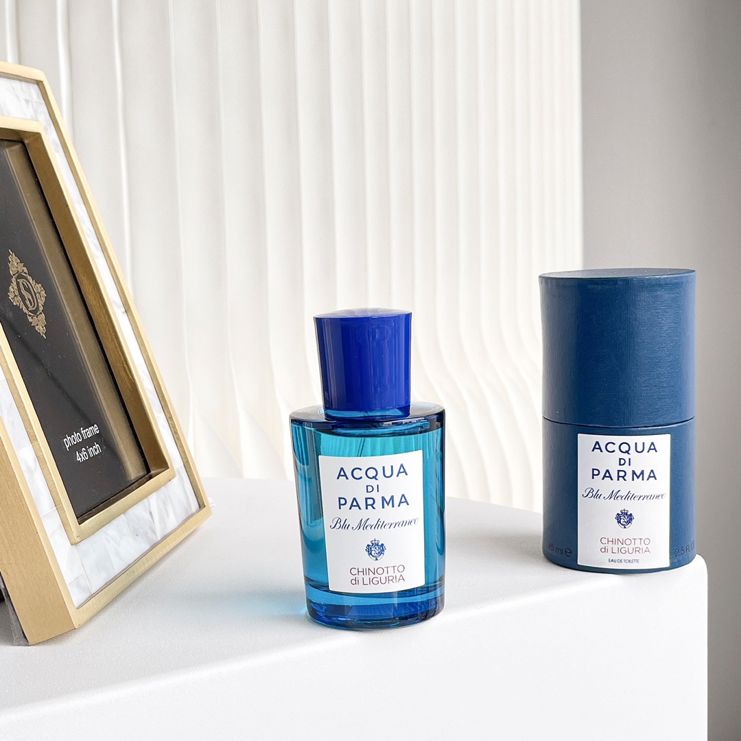 NO:811151,Aqua de Parma Blue Mediterranean - Ligurian Mandarin (Citrus Soda) 75ml Neutral fragrance attributes Floral chypre Top note Chinotto Orange Middle note Rosemary Jasmine Geranium Cardamom Base note Musk Patchouli, perfume19860909帕尔马之水 蓝色地中海-利古里亚柑橘（柑橘汽水）75ml 属性中性香 香调花香西普调 前调奇诺托 橘子 中调迷迭香 茉莉 天竺葵 小豆蔻 后调麝香 广藿香,香水,accessory