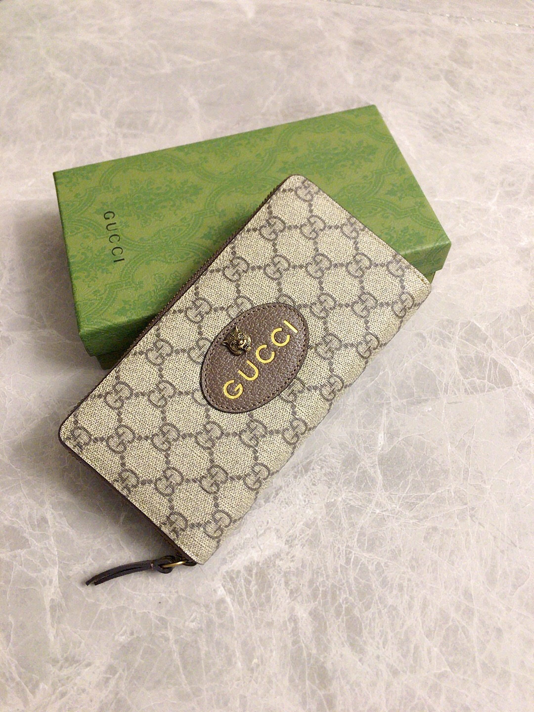 NO:673637,Original quality~Apricot GG Supreme premium PVC zipper wallet with oval leather label and tiger head pattern!  The inner compartment is matched with yellow original pig grain cowhide, perfect color matching and exquisite workmanship!  Size 19×10×2.5cm, model: 473953, Gucci wallet, gucci, wallets, cowhide19860909原单品质～杏色GG Supreme高级PVC拉链钱包椭圆形皮质标签,配以虎头图案！内格搭配黄色原版猪纹牛皮,完美的颜色搭配,精美做工！尺寸19×10×2.5cm,型号:473953,Gucci钱包,gucci,wallets,cowhide,欧美剧