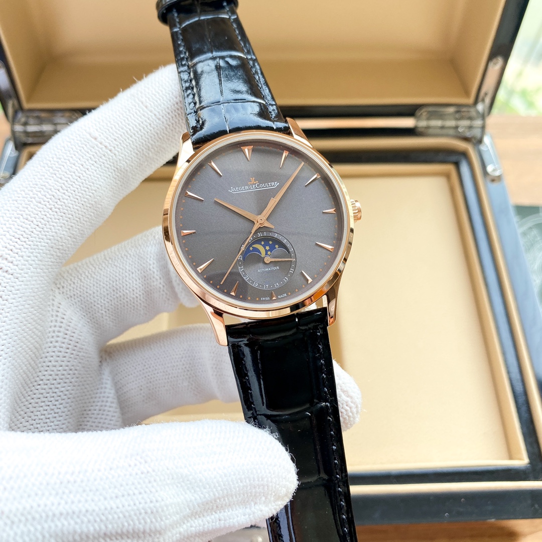 批380 积家月相大师 积家月相大师震撼色系列手表，最高版本 市面目前平民性价比最强，表壳直径39mm与原装同步。六点钟的子盘拥有月相加日历显示，月相一日转一圈，功能和正品一致。【细节突破】腕表盘面发现有微微的弧度，为了达到这一效果，耗时费力多次调整模具，确保神韵和感觉能与原装相媲美。