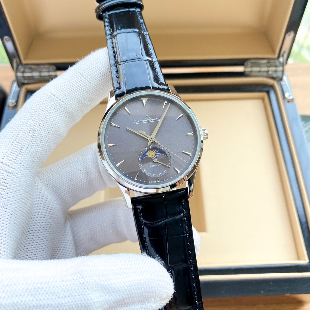 批380 积家月相大师 积家月相大师震撼色系列手表，最高版本 市面目前平民性价比最强，表壳直径39mm与原装同步。六点钟的子盘拥有月相加日历显示，月相一日转一圈，功能和正品一致。【细节突破】腕表盘面发现有微微的弧度，为了达到这一效果，耗时费力多次调整模具，确保神韵和感觉能与原装相媲美。