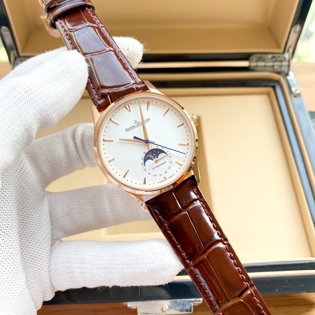 批380 积家月相大师 积家月相大师震撼色系列手表，最高版本 市面目前平民性价比最强，表壳直径39mm与原装同步。六点钟的子盘拥有月相加日历显示，月相一日转一圈，功能和正品一致。【细节突破】腕表盘面发现有微微的弧度，为了达到这一效果，耗时费力多次调整模具，确保神韵和感觉能与原装相媲美。