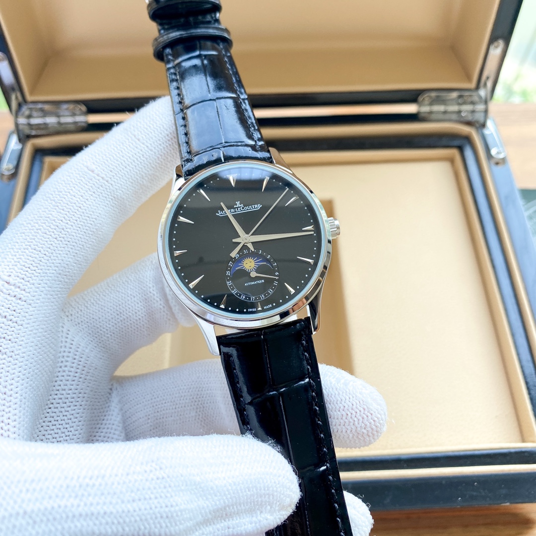 批380 积家月相大师 积家月相大师震撼色系列手表，最高版本 市面目前平民性价比最强，表壳直径39mm与原装同步。六点钟的子盘拥有月相加日历显示，月相一日转一圈，功能和正品一致。【细节突破】腕表盘面发现有微微的弧度，为了达到这一效果，耗时费力多次调整模具，确保神韵和感觉能与原装相媲美。