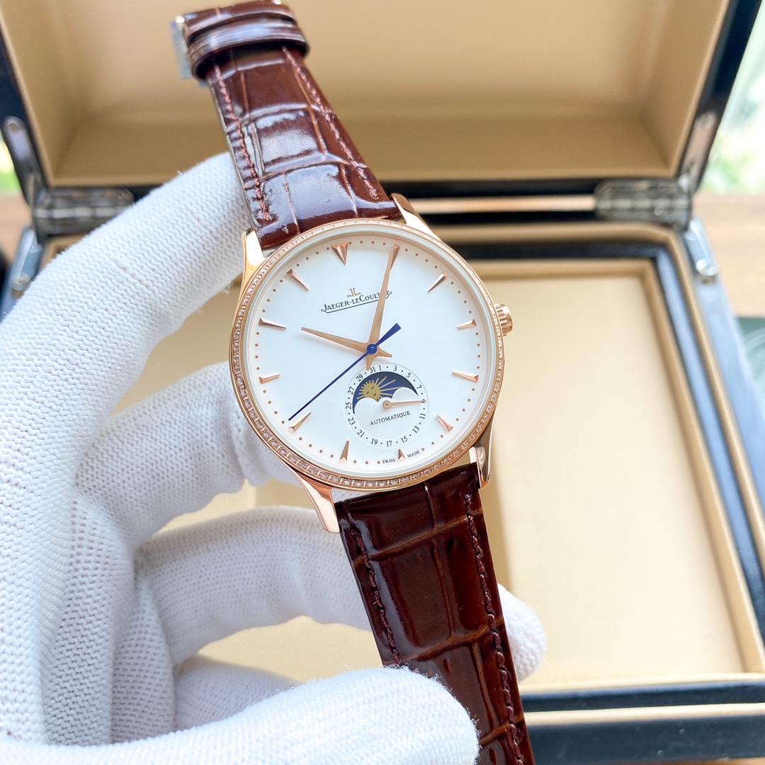 批380 积家月相大师 积家月相大师震撼色系列手表，最高版本 市面目前平民性价比最强，表壳直径39mm与原装同步。六点钟的子盘拥有月相加日历显示，月相一日转一圈，功能和正品一致。【细节突破】腕表盘面发现有微微的弧度，为了达到这一效果，耗时费力多次调整模具，确保神韵和感觉能与原装相媲美。