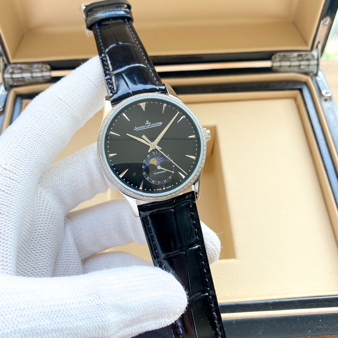 批380 积家月相大师 积家月相大师震撼色系列手表，最高版本 市面目前平民性价比最强，表壳直径39mm与原装同步。六点钟的子盘拥有月相加日历显示，月相一日转一圈，功能和正品一致。【细节突破】腕表盘面发现有微微的弧度，为了达到这一效果，耗时费力多次调整模具，确保神韵和感觉能与原装相媲美。