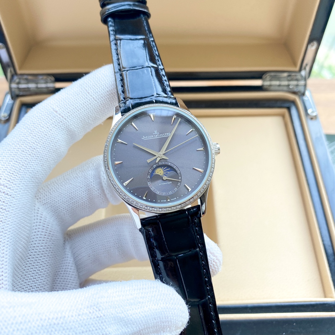 批380 积家月相大师 积家月相大师震撼色系列手表，最高版本 市面目前平民性价比最强，表壳直径39mm与原装同步。六点钟的子盘拥有月相加日历显示，月相一日转一圈，功能和正品一致。【细节突破】腕表盘面发现有微微的弧度，为了达到这一效果，耗时费力多次调整模具，确保神韵和感觉能与原装相媲美。