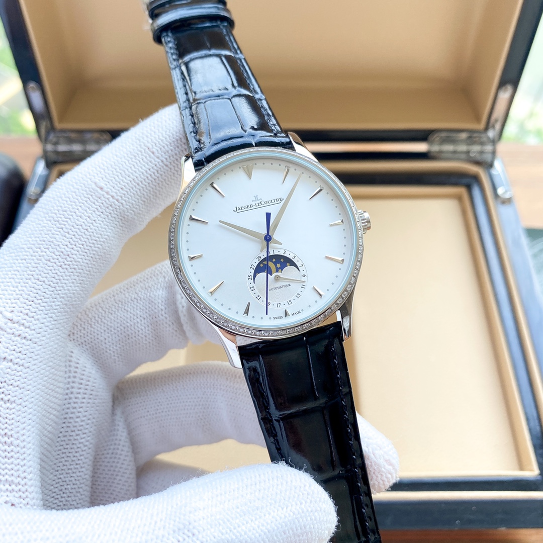 批380 积家月相大师 积家月相大师震撼色系列手表，最高版本 市面目前平民性价比最强，表壳直径39mm与原装同步。六点钟的子盘拥有月相加日历显示，月相一日转一圈，功能和正品一致。【细节突破】腕表盘面发现有微微的弧度，为了达到这一效果，耗时费力多次调整模具，确保神韵和感觉能与原装相媲美。