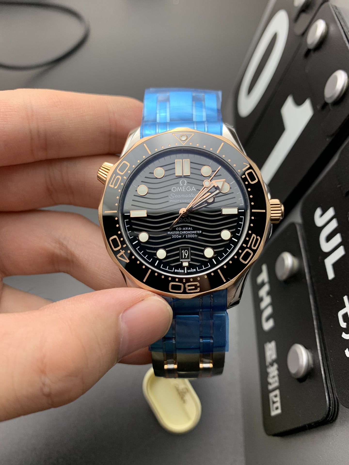 Omega 间玫金海马300
