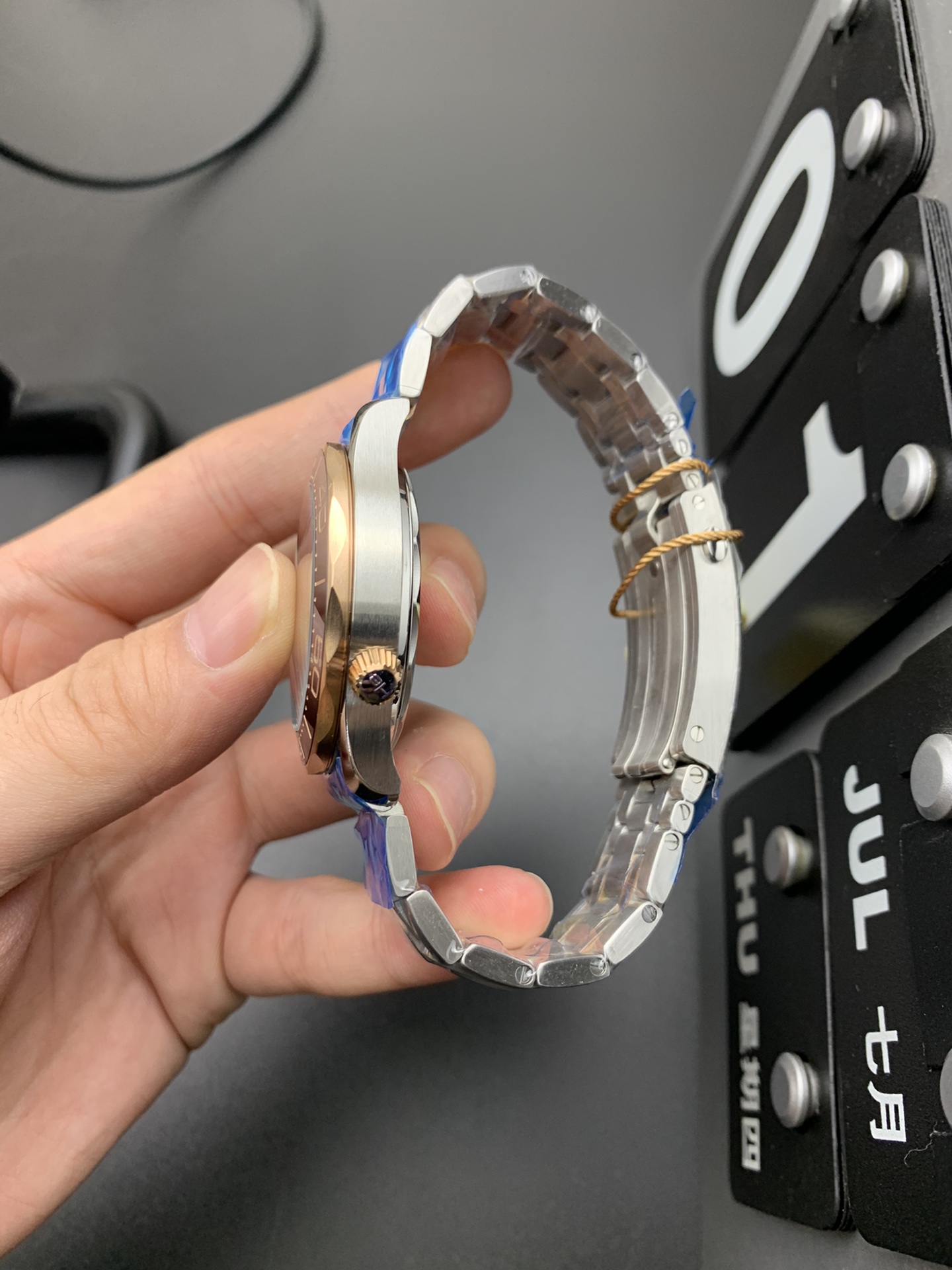 Omega 间玫金海马300